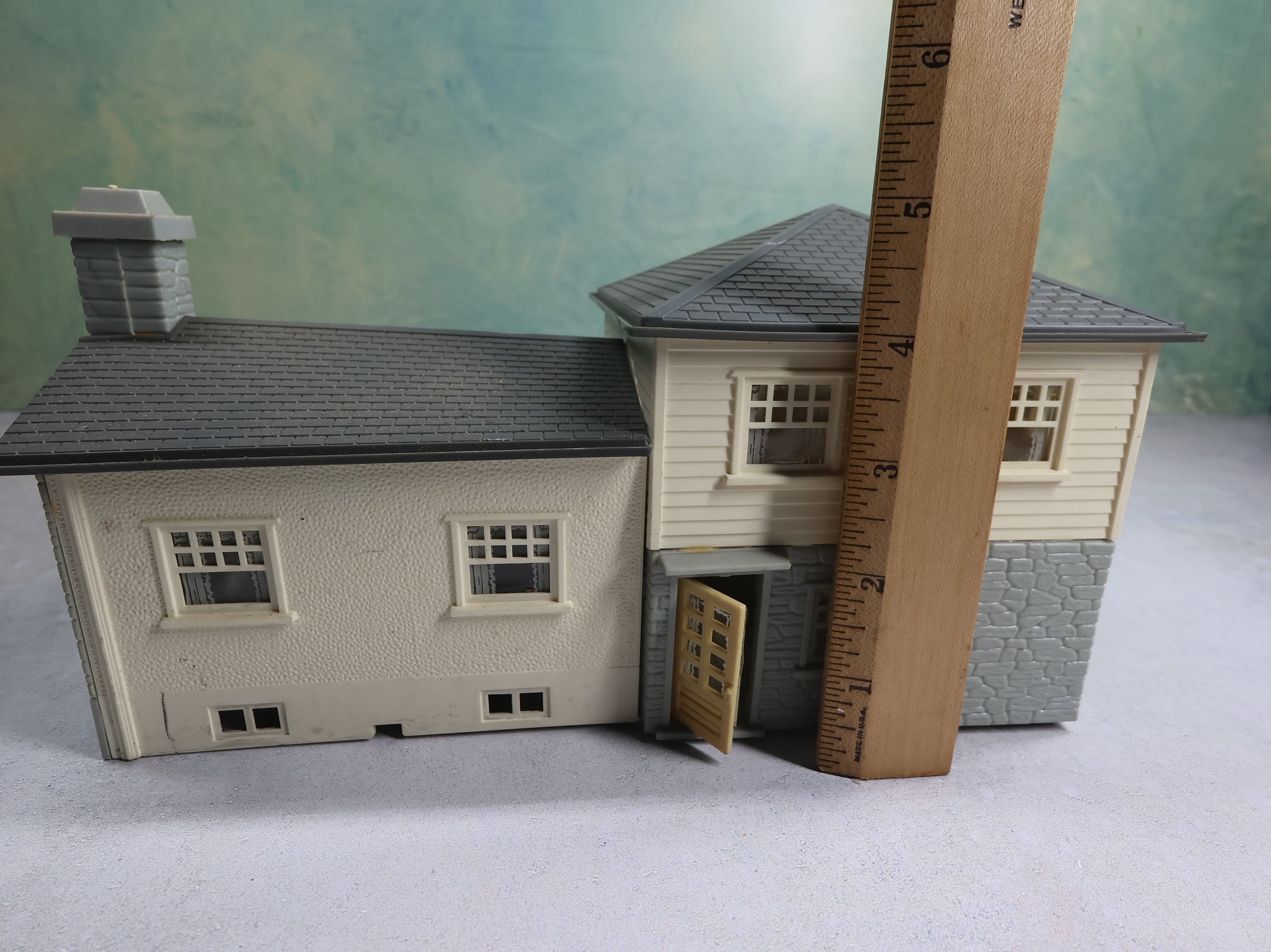 USED Bachmann Plasticville O Gray Split Level Home