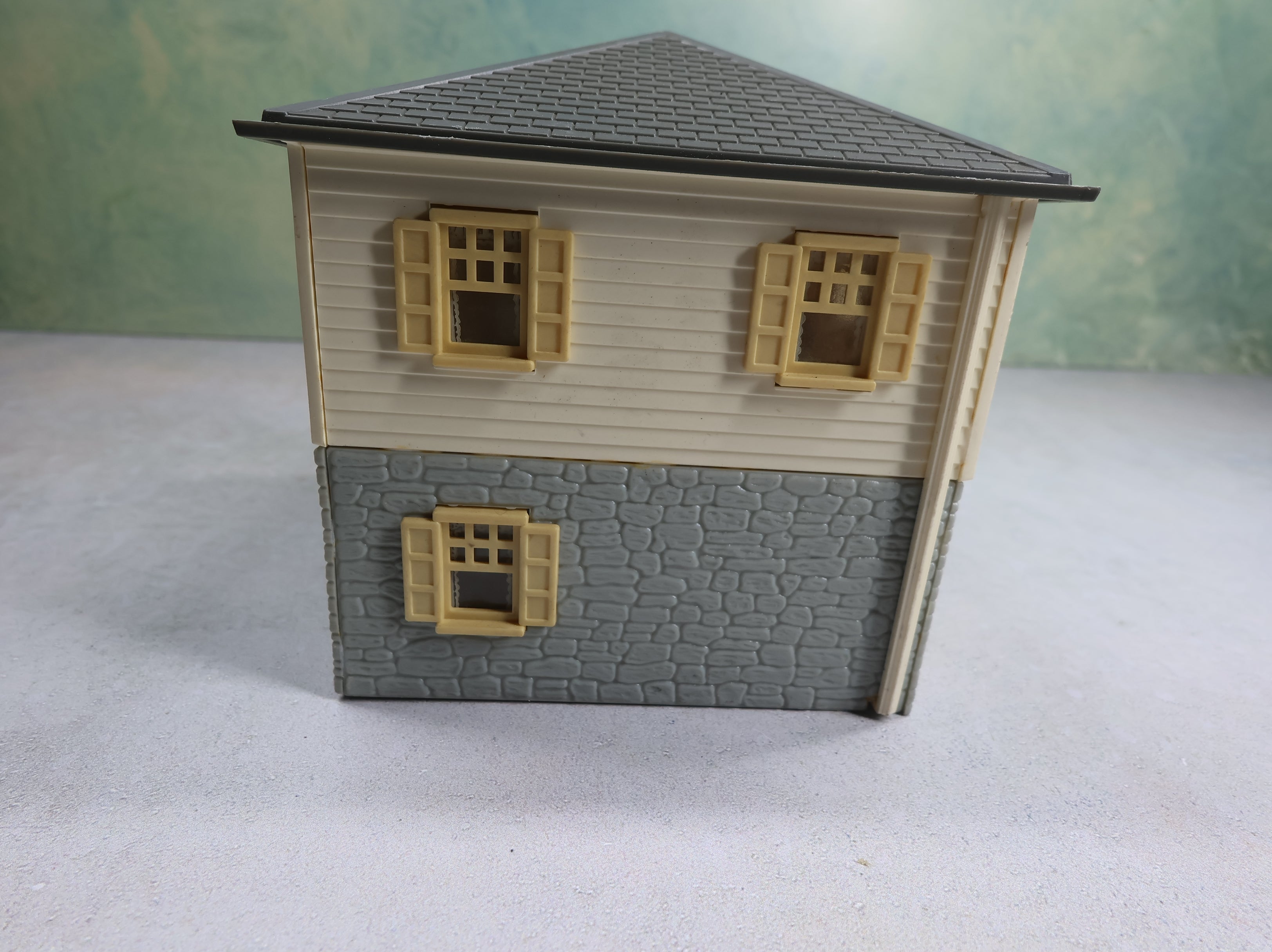 USED Bachmann Plasticville O Gray Split Level Home