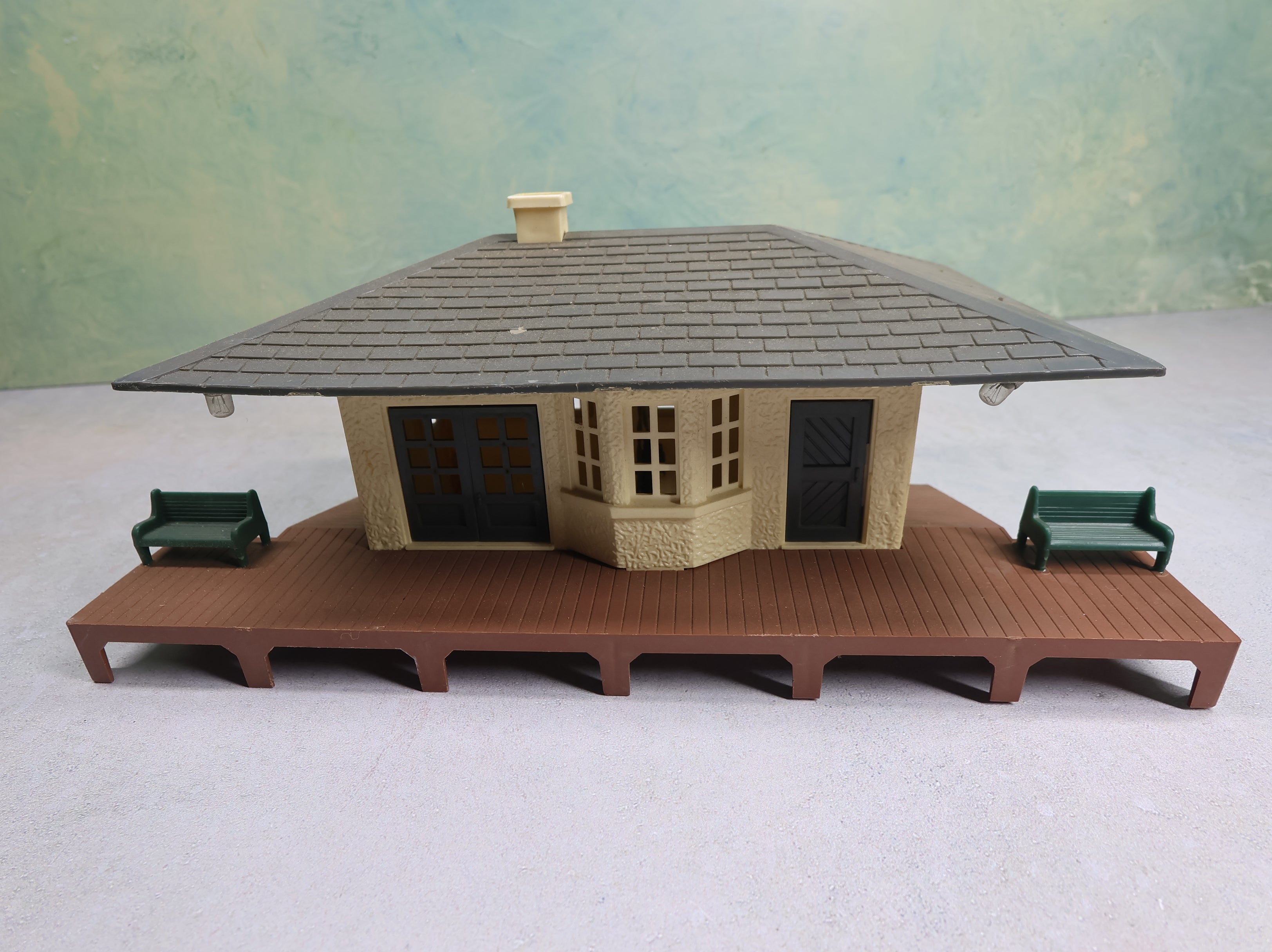 USED Bachmann Plasticville O Suburban Station