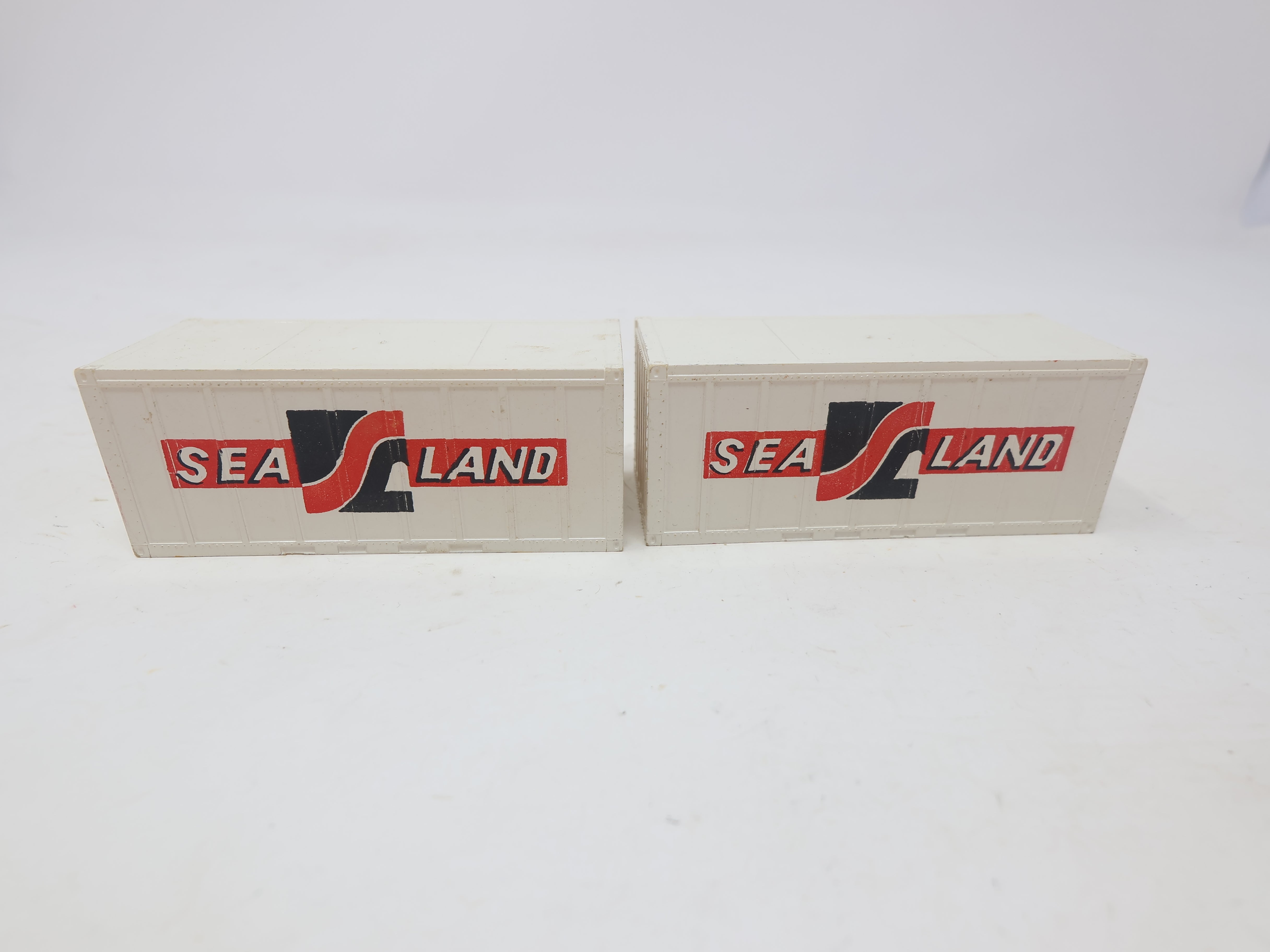 USED Cox HO Scale, Two 20' Containers, Sealand