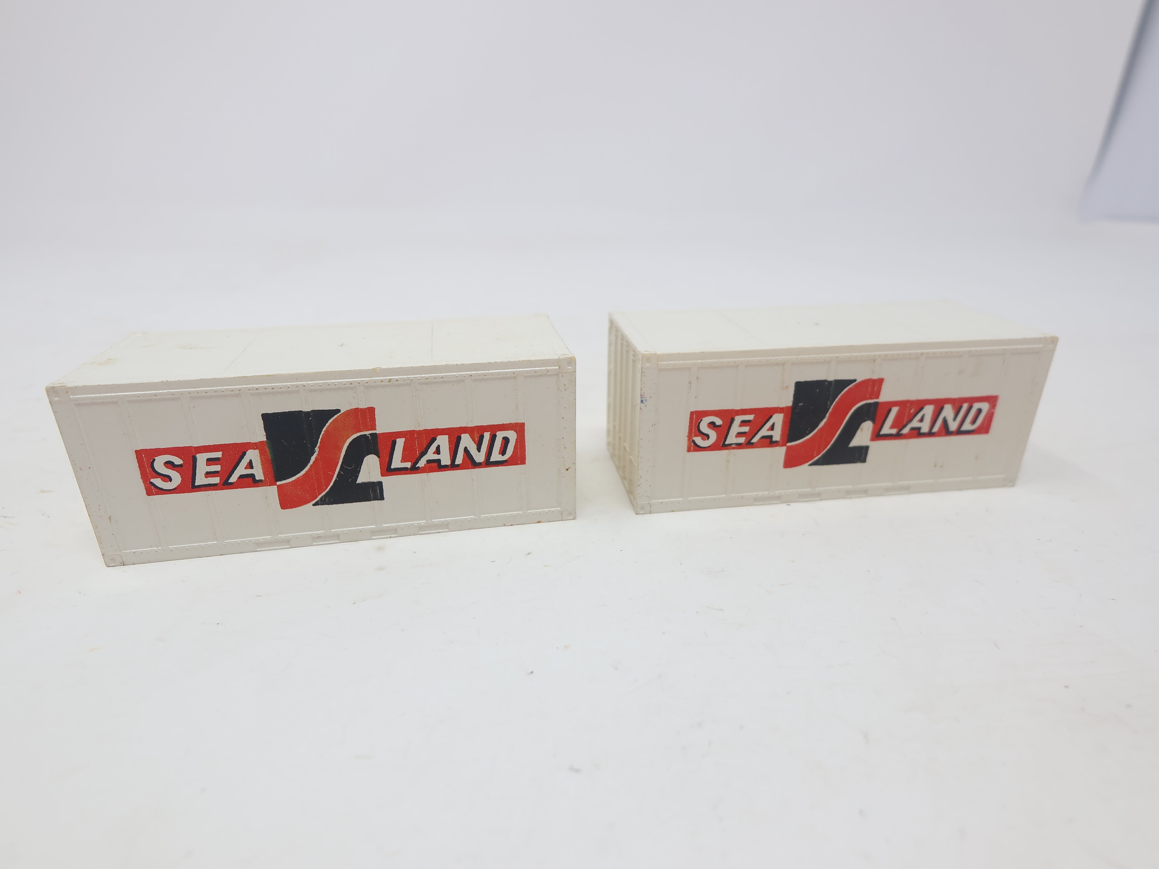 USED Cox HO Scale, Two 20' Containers, Sealand