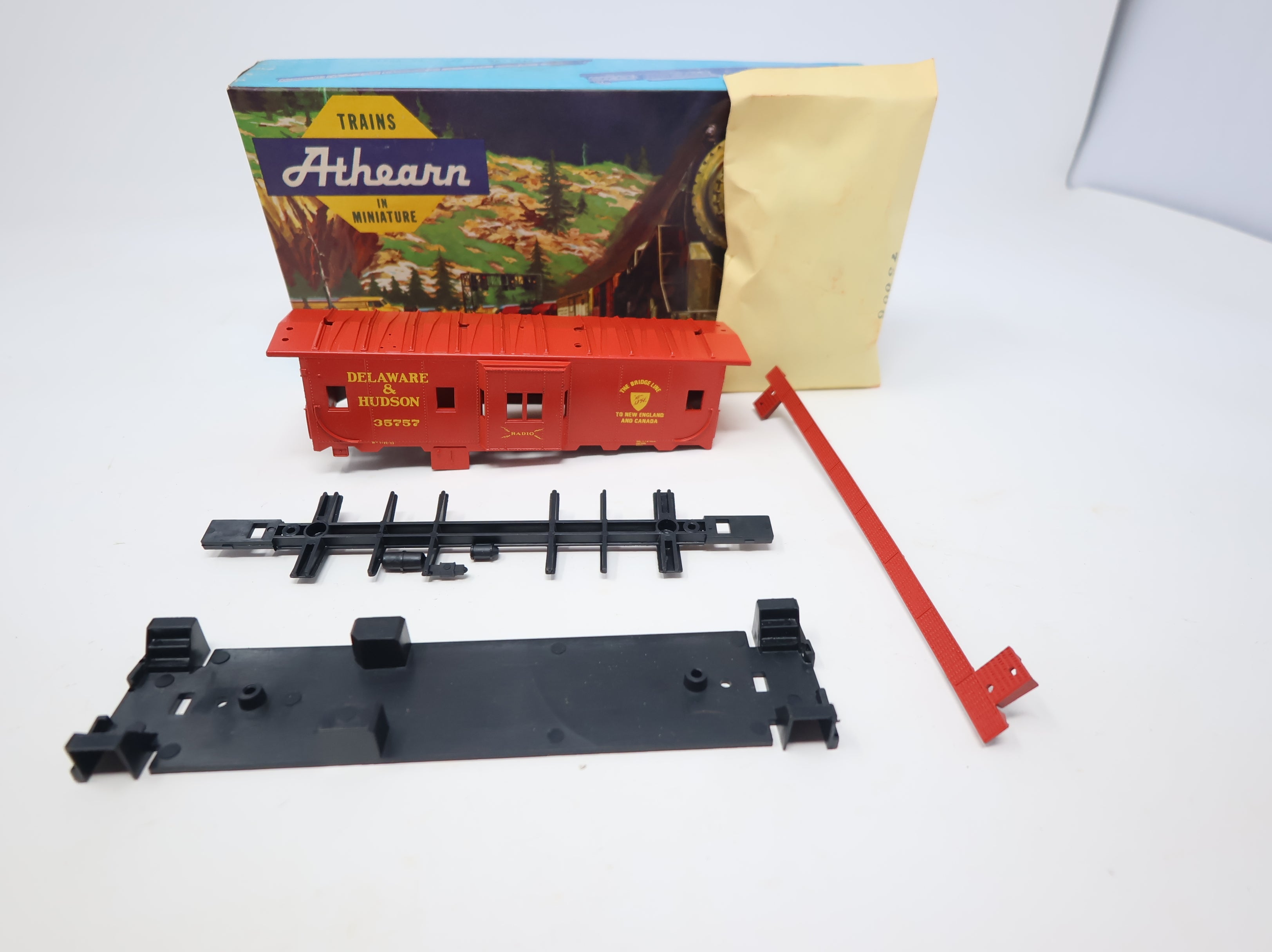 USED Athearn #236-1 HO Scale Bay Window Caboose Delaware and Hudson #35757 Bev-Bel KIT