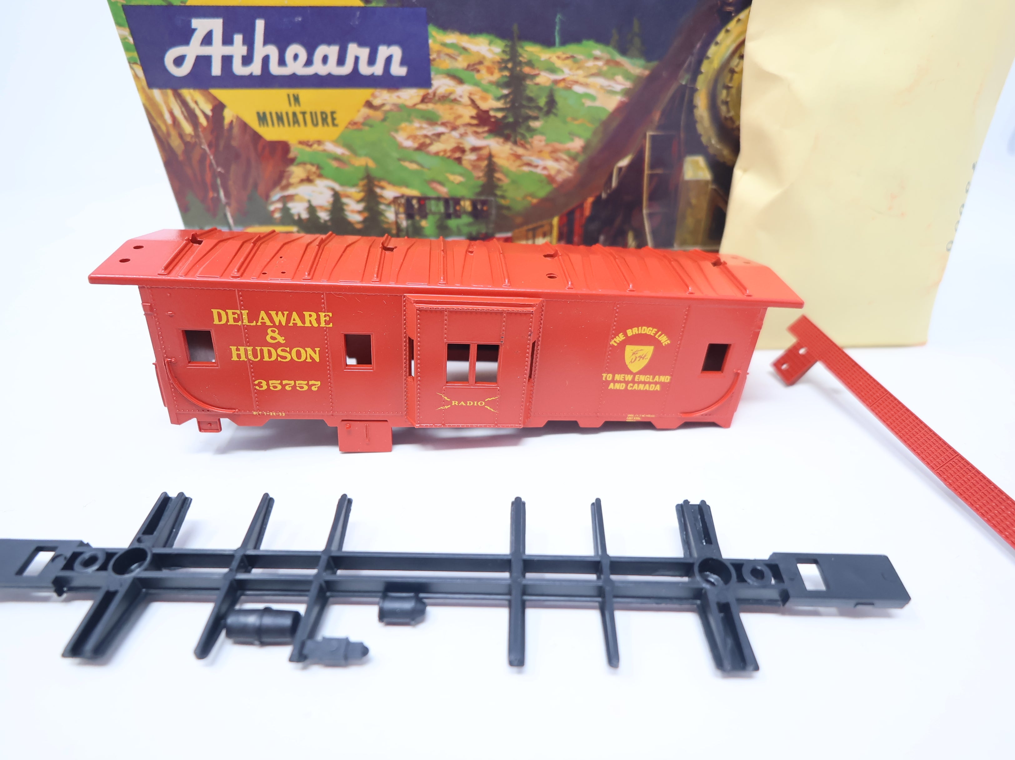 USED Athearn #236-1 HO Scale Bay Window Caboose Delaware and Hudson #35757 Bev-Bel KIT