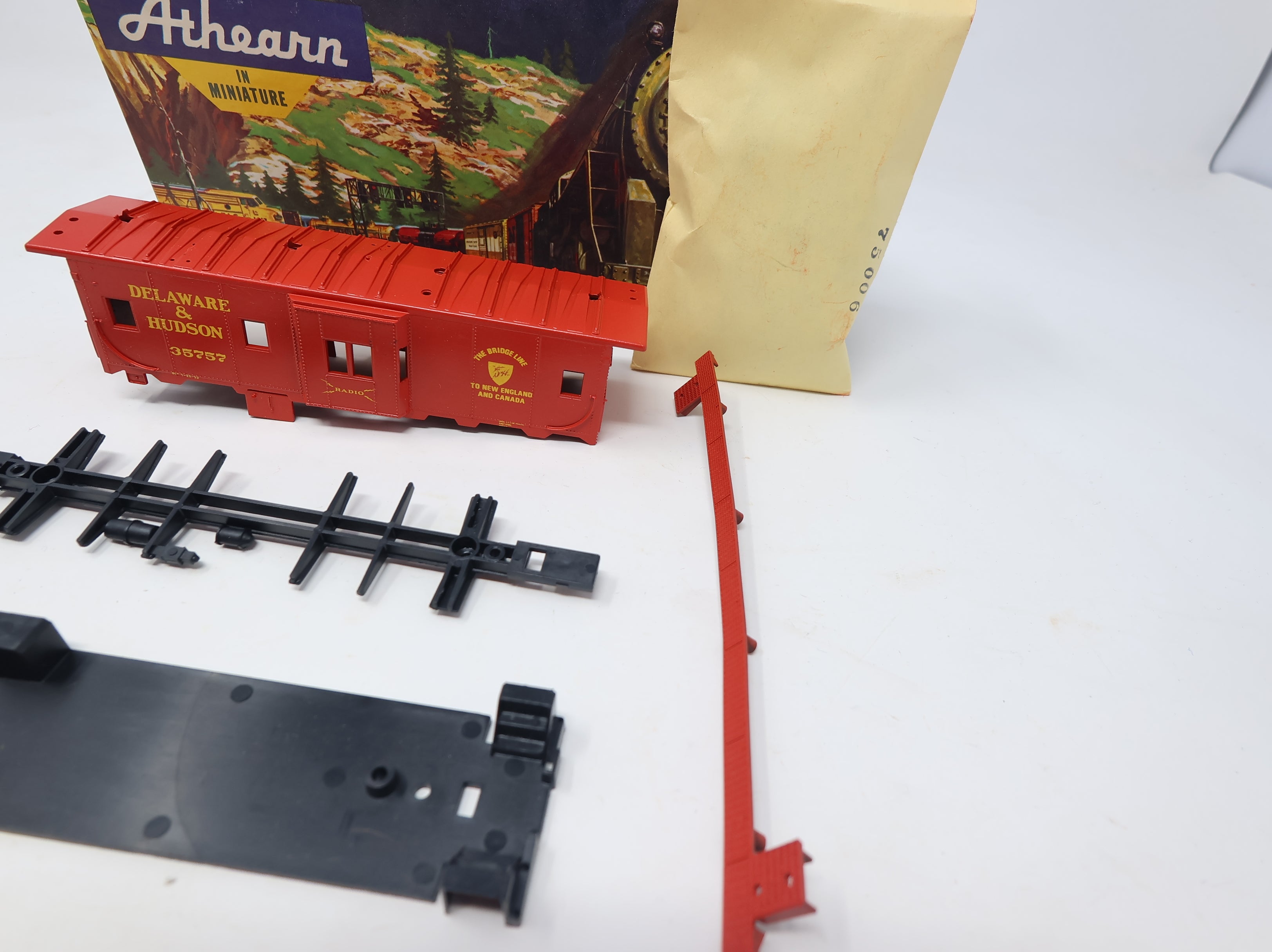 USED Athearn #236-1 HO Scale Bay Window Caboose Delaware and Hudson #35757 Bev-Bel KIT