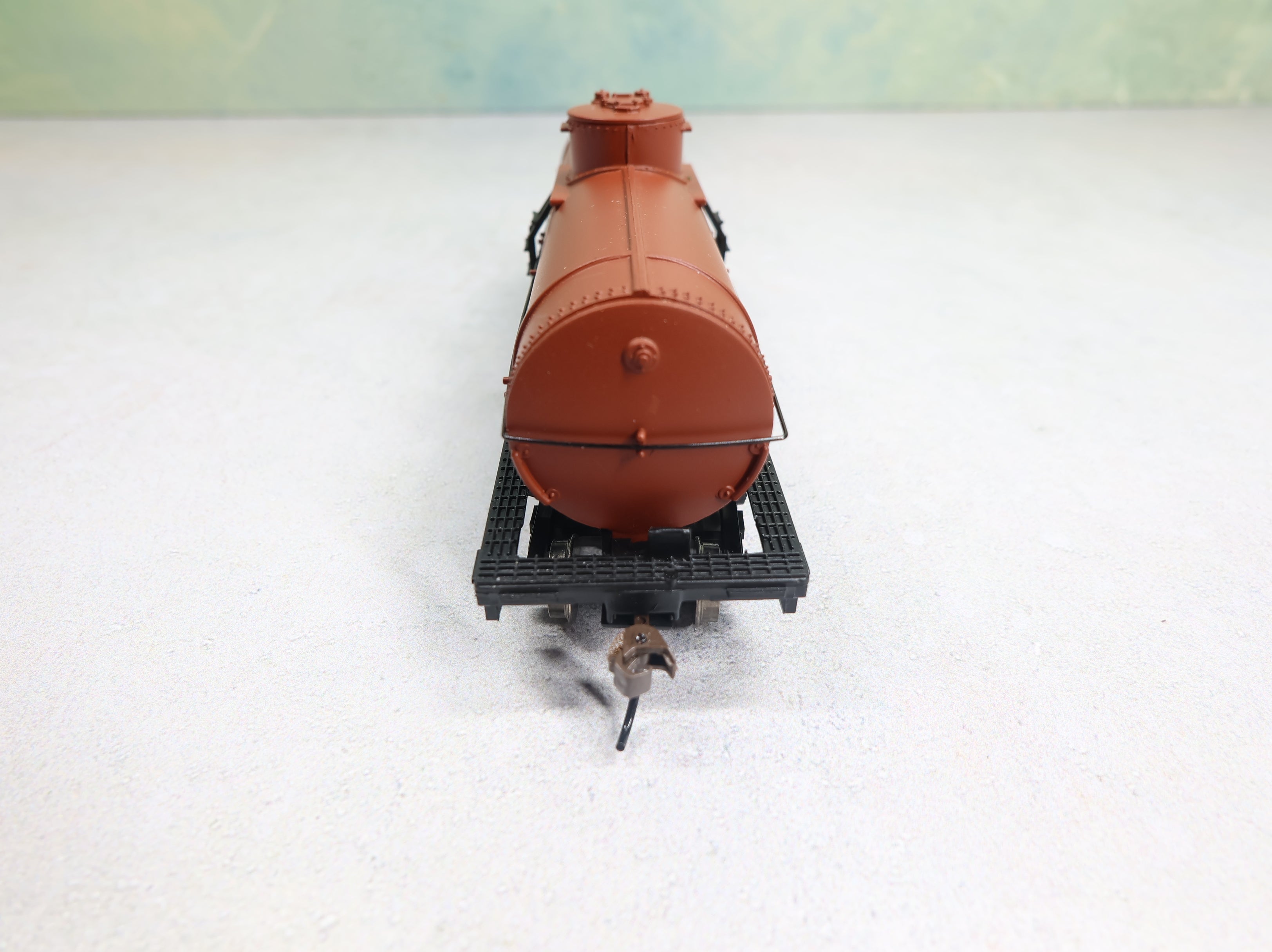 USED Bachmann 16303 HO Scale Single Dome Tank Car Unlettered - Oxide Red Track Cleaning Car