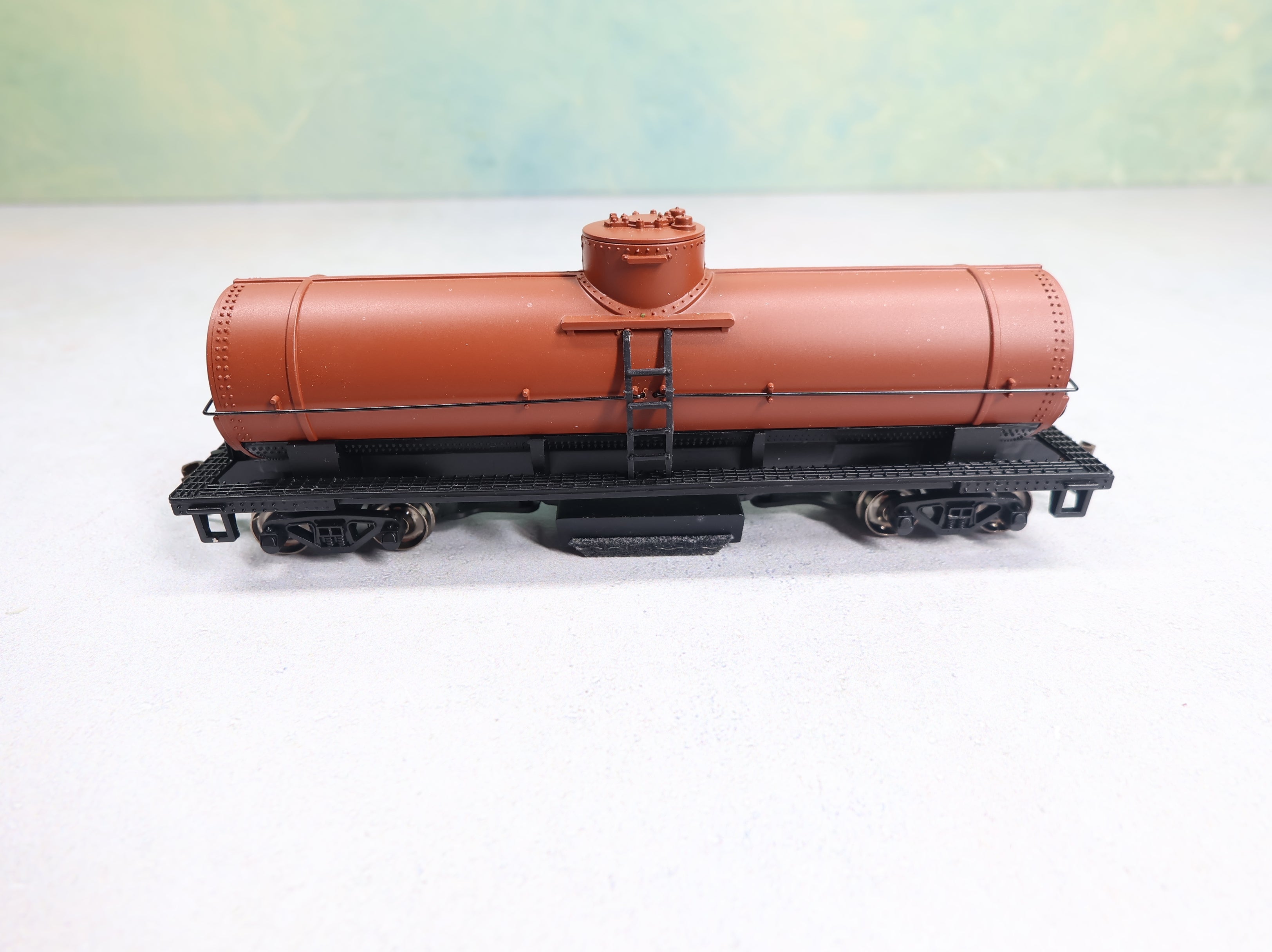 USED Bachmann 16303 HO Scale Single Dome Tank Car Unlettered - Oxide Red Track Cleaning Car