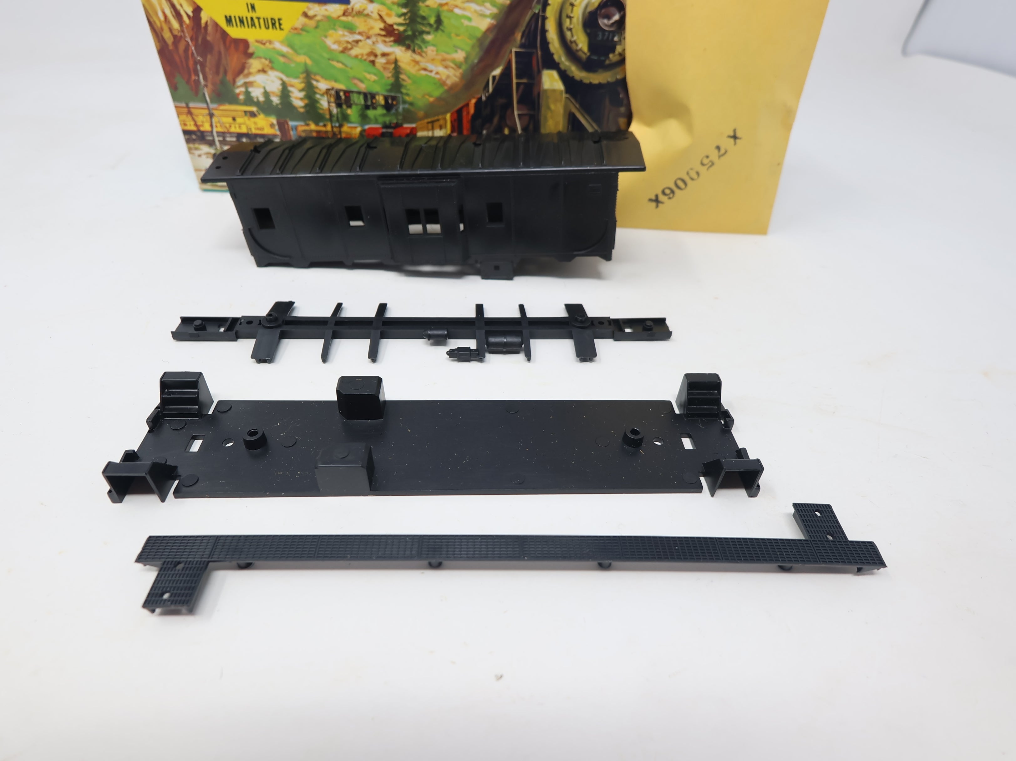 USED Athearn 1285 HO Scale Bay Window Caboose Undecorated Black KIT