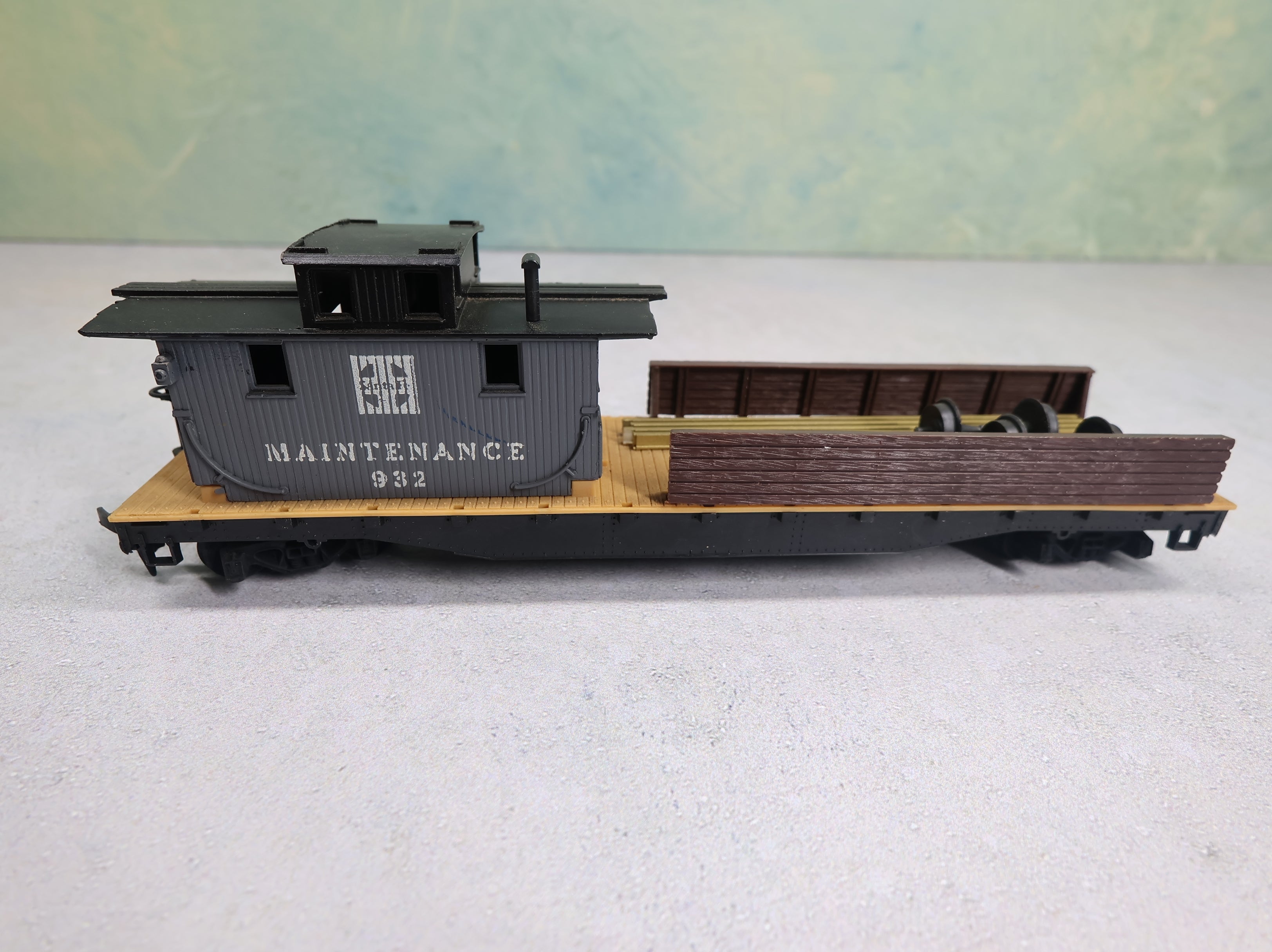 USED Mantua HO Scale Maintenance Flat Car Santa Fe ATSF #932