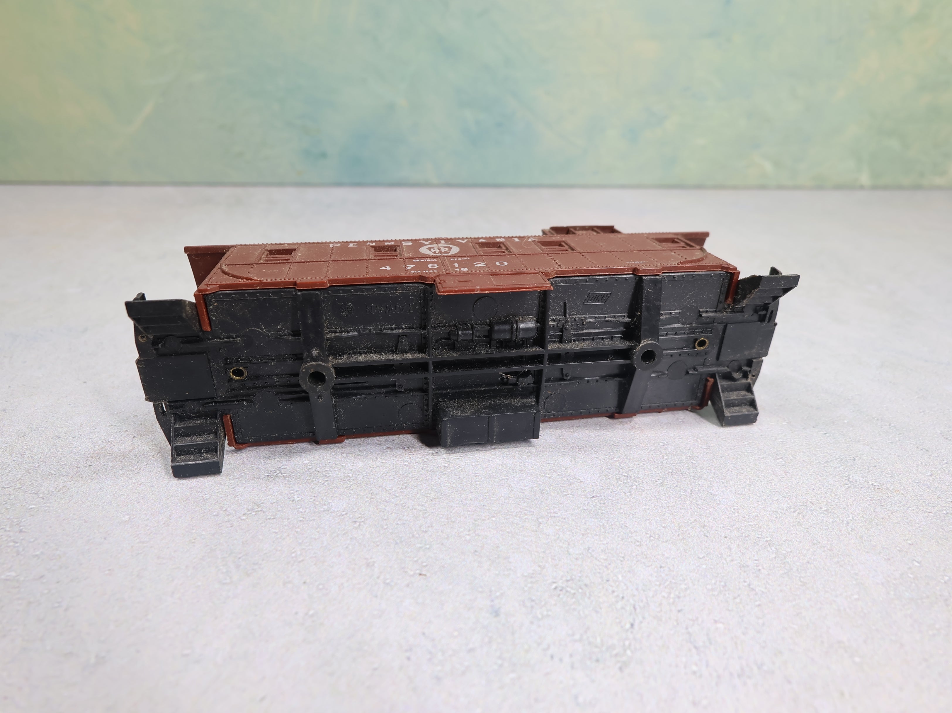 USED AHM HO Scale N8 Caboose Pennsylvania #478120 No Trucks/Couplers