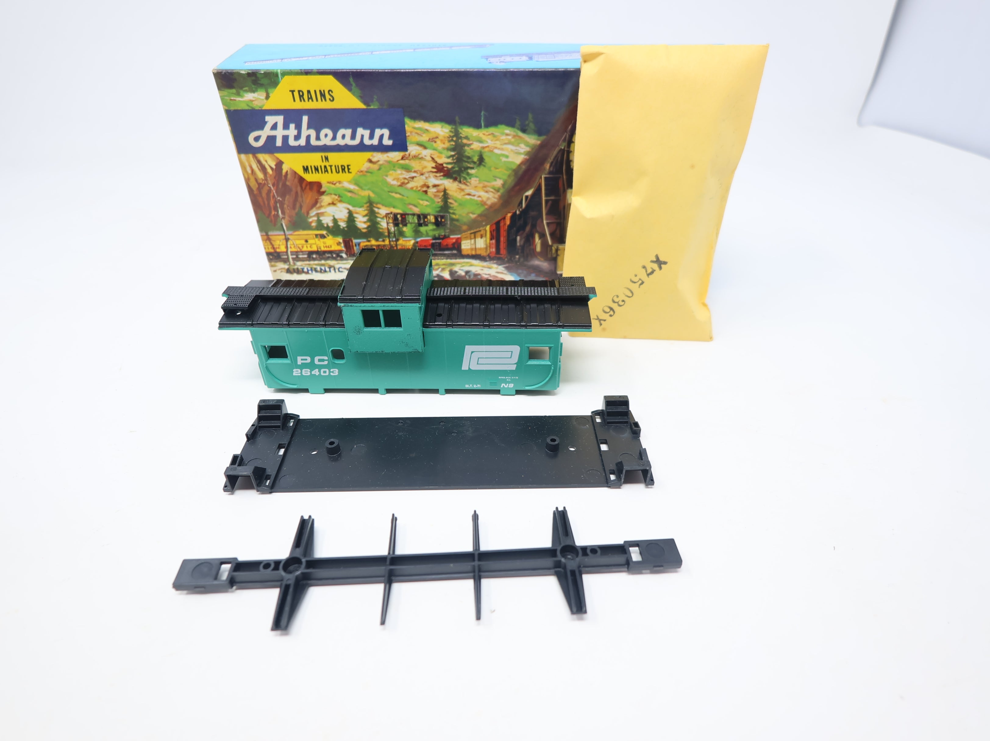 USED Athearn 5365 HO Scale Wide Vision Caboose Penn Central PC #26403 KIT