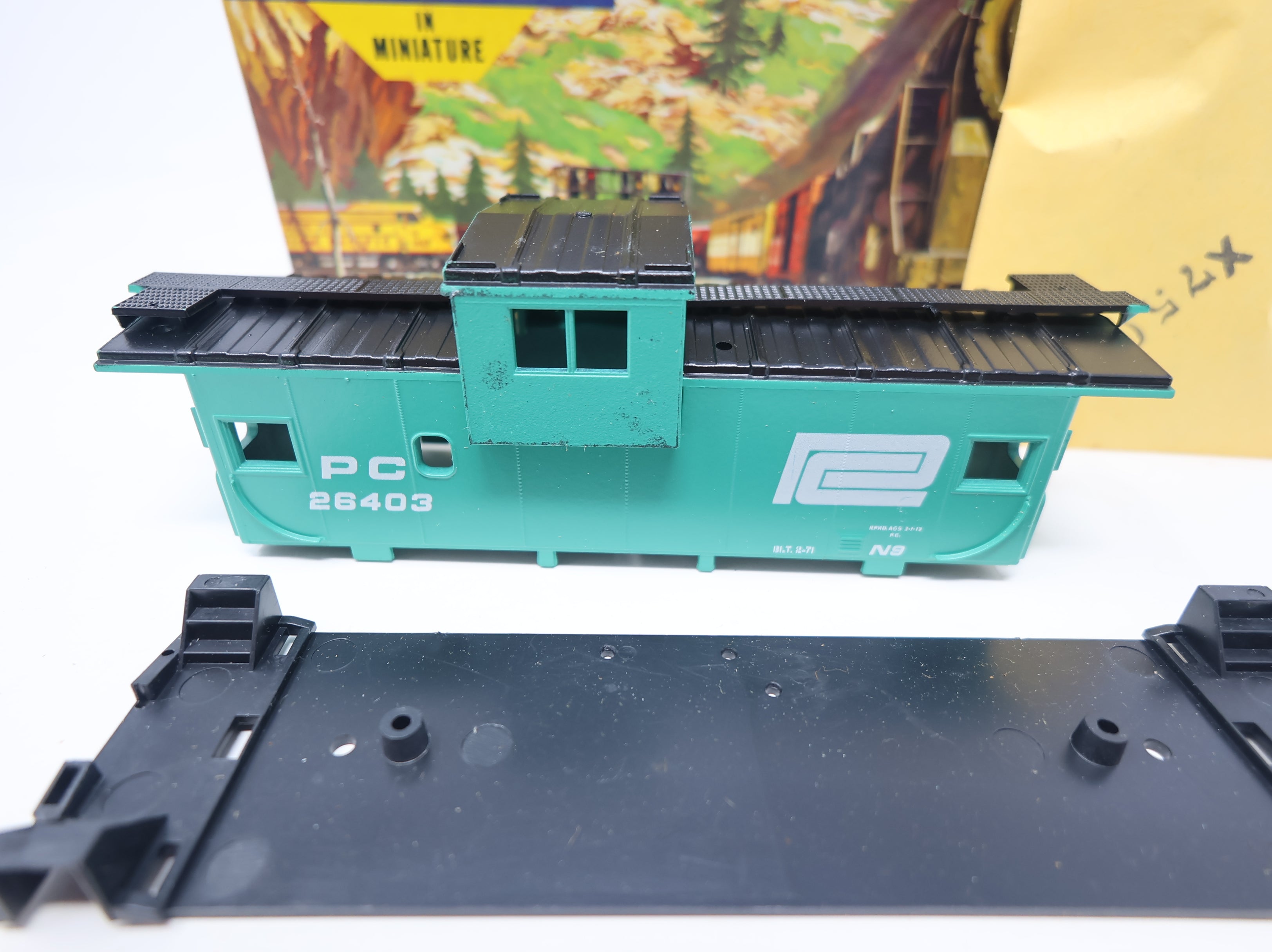 USED Athearn 5365 HO Scale Wide Vision Caboose Penn Central PC #26403 KIT