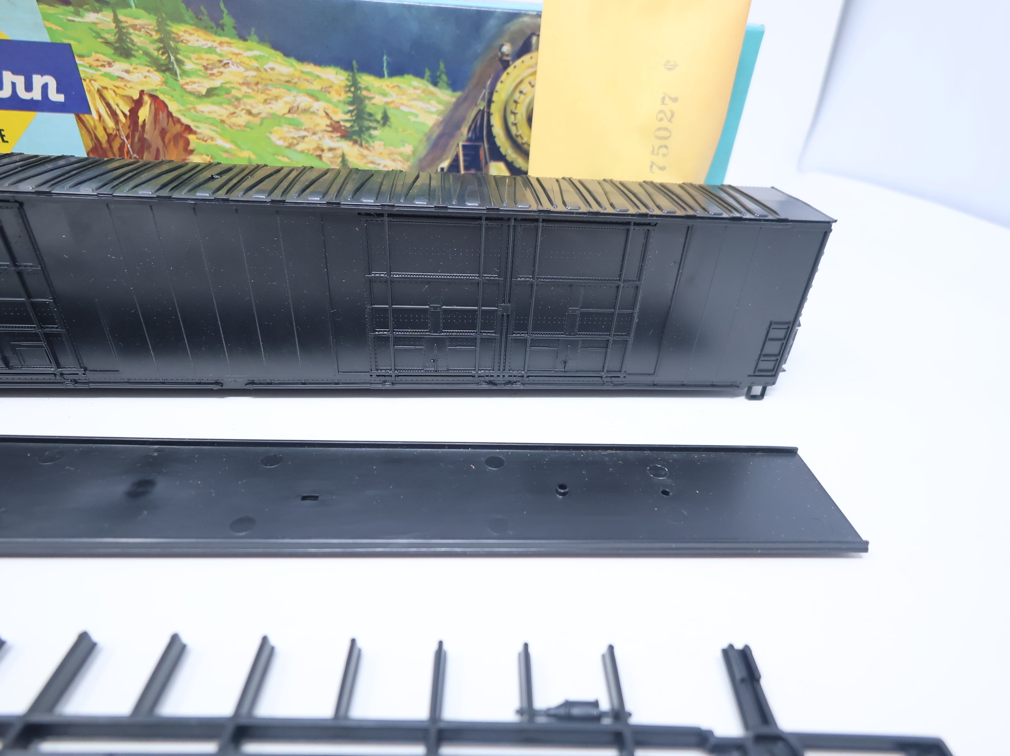 USED Athearn 1985 HO Scale 86' Hi-Cube Box Car Undecorated Black KIT