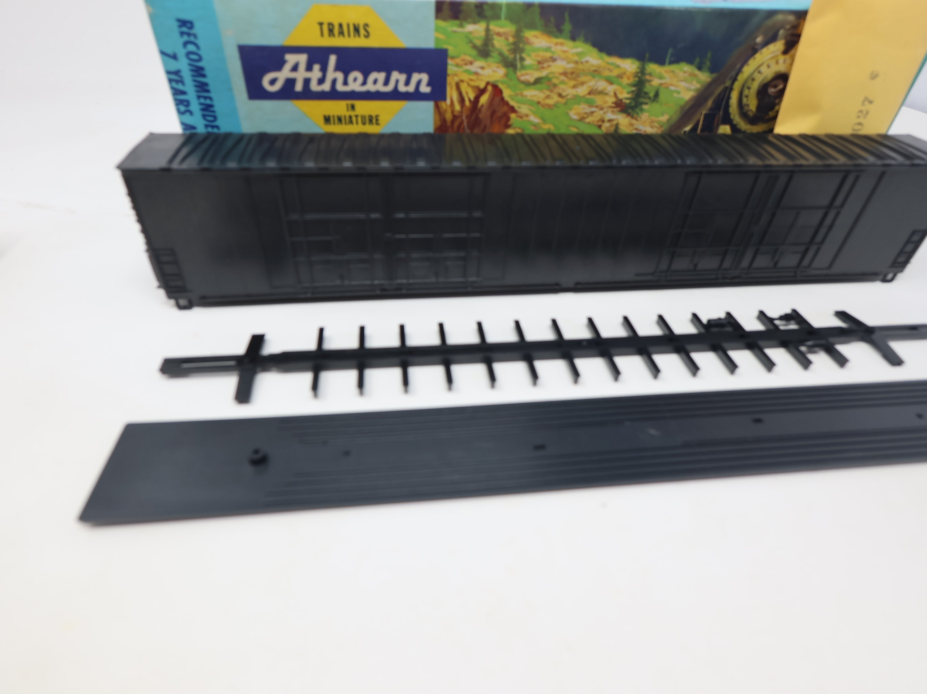 USED Athearn 1985 HO Scale 86' Hi-Cube Box Car Undecorated Black KIT