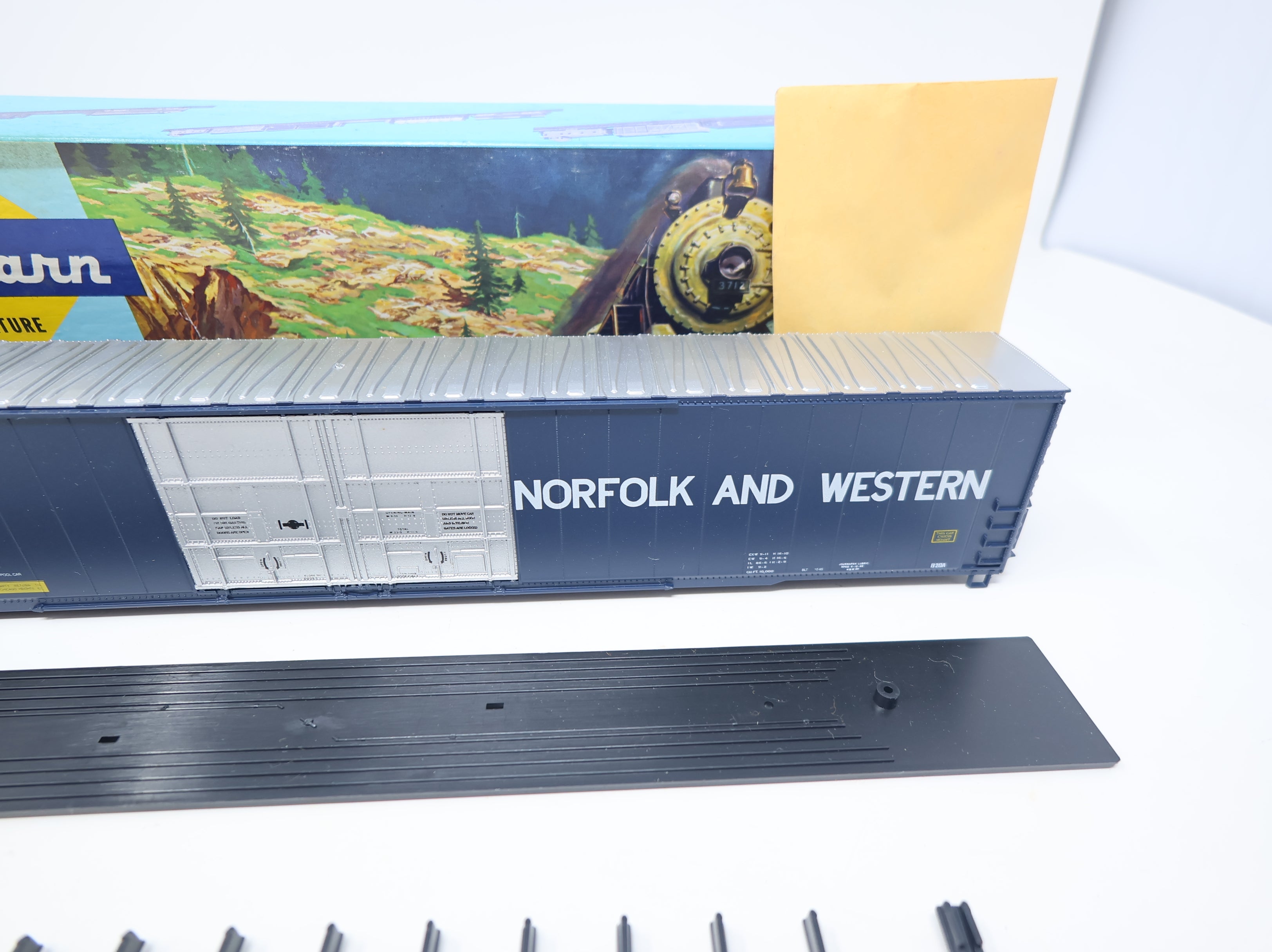 USED Athearn 1980 HO Scale 86' Hi-Cube Box Car Norfolk & Western N&W #355372 KIT