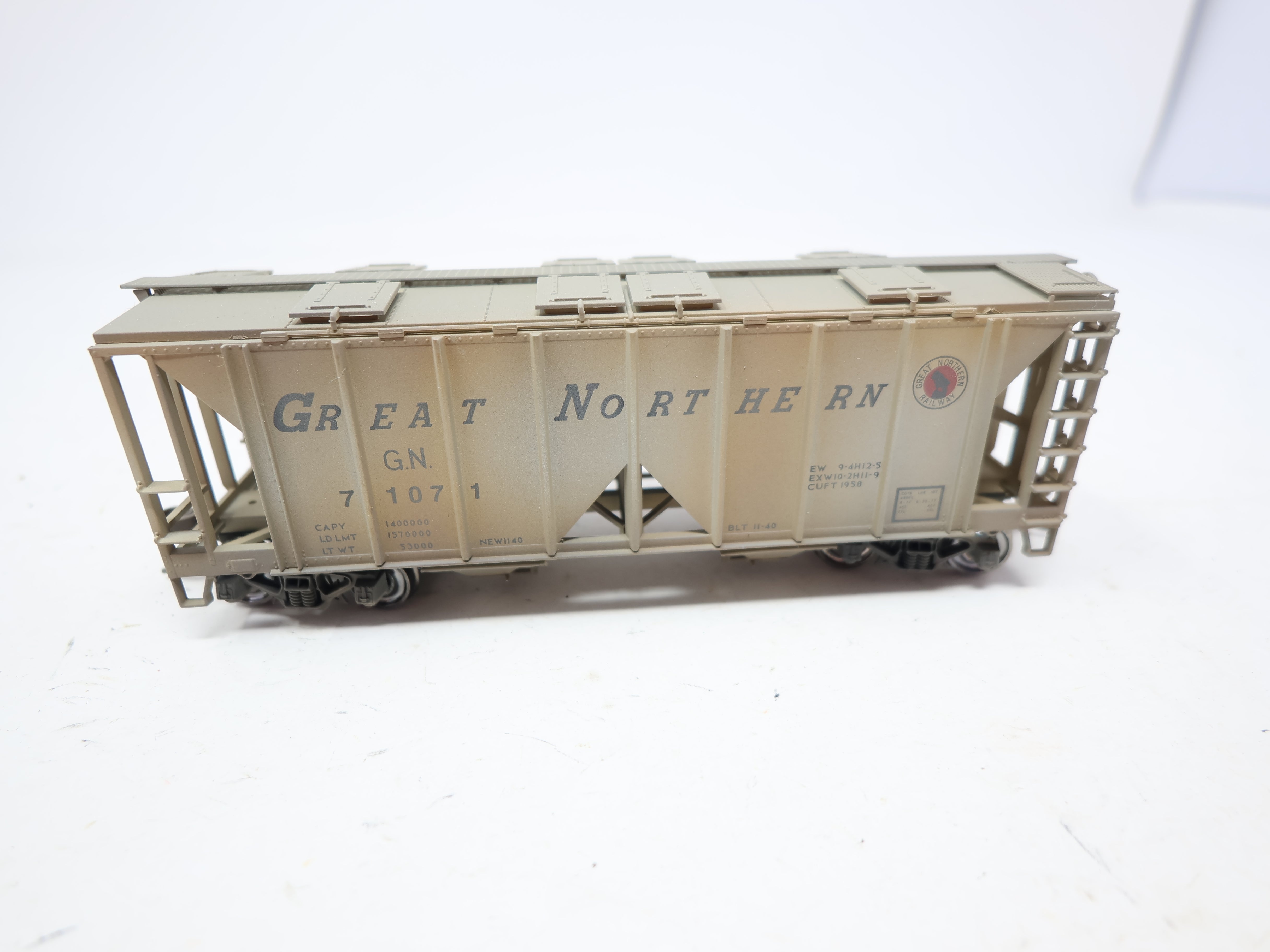 USED Bowser HO Scale, 70T Covered Hopper Weathered, Great Northern GN #71071