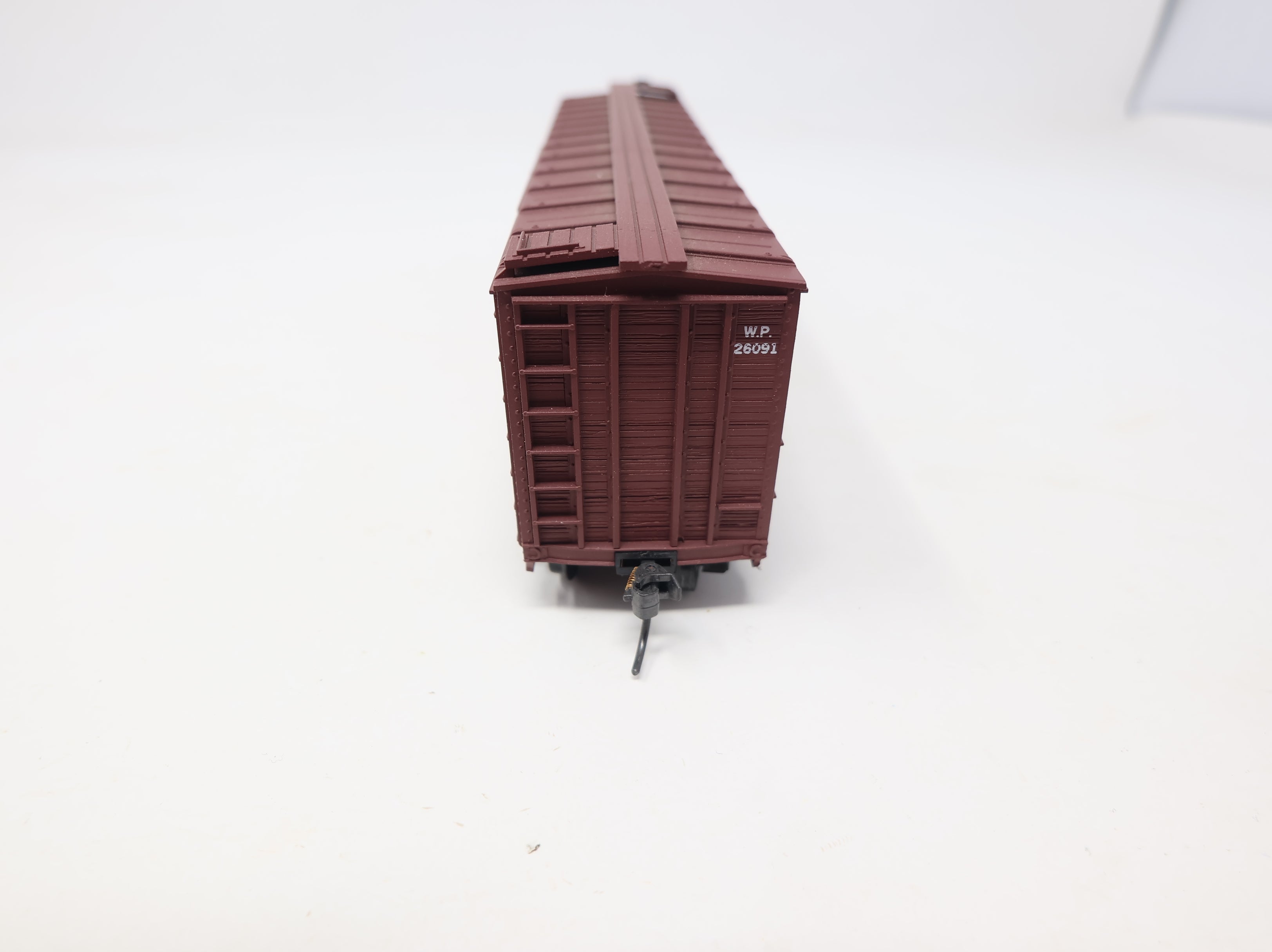 USED Accurail HO Scale 40' Outside Braced Box Car Western Pacific WP #26091