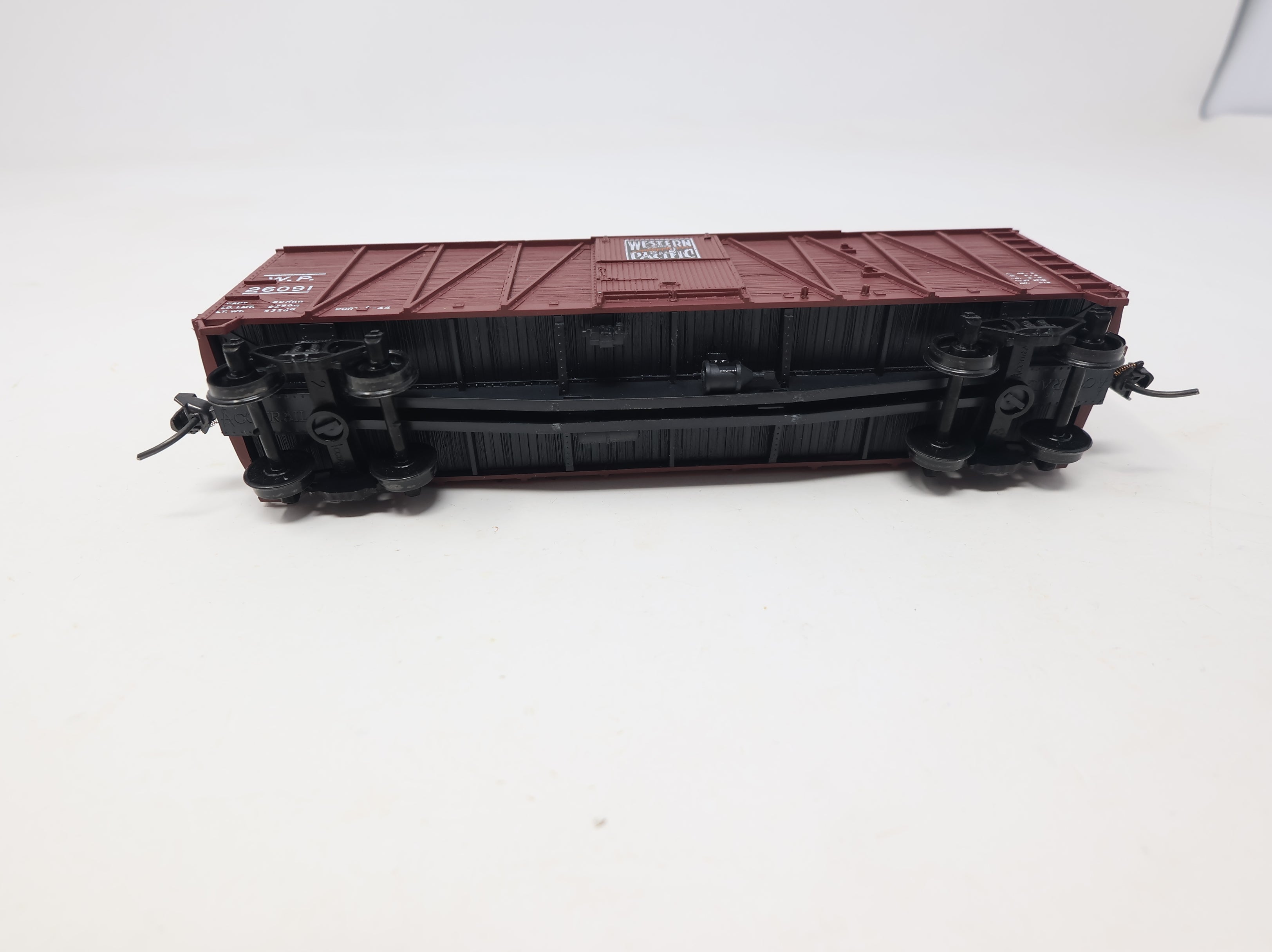 USED Accurail HO Scale 40' Outside Braced Box Car Western Pacific WP #26091