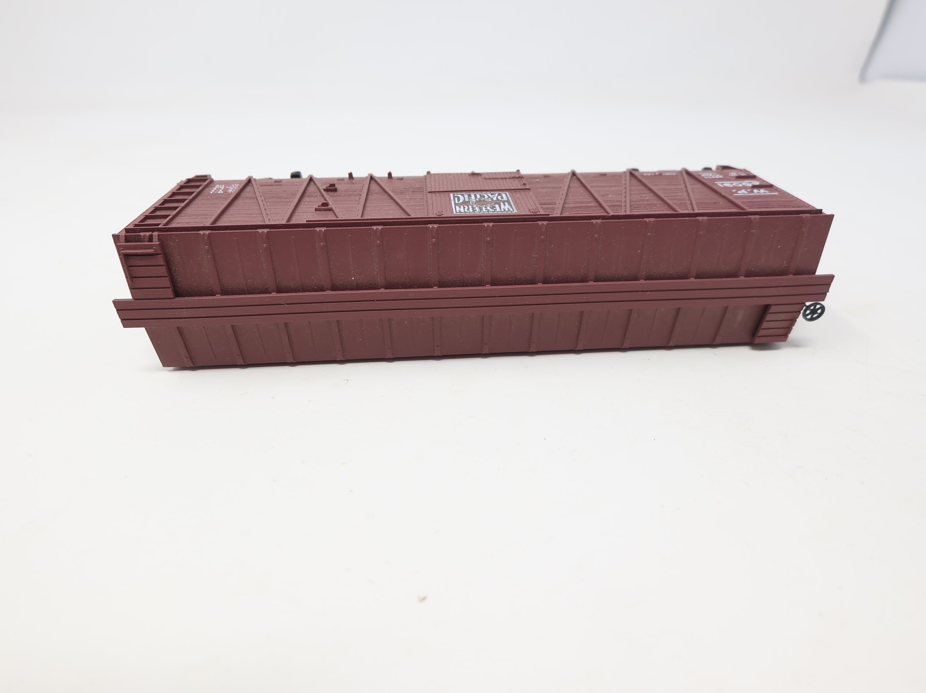 USED Accurail HO Scale 40' Outside Braced Box Car Western Pacific WP #26091