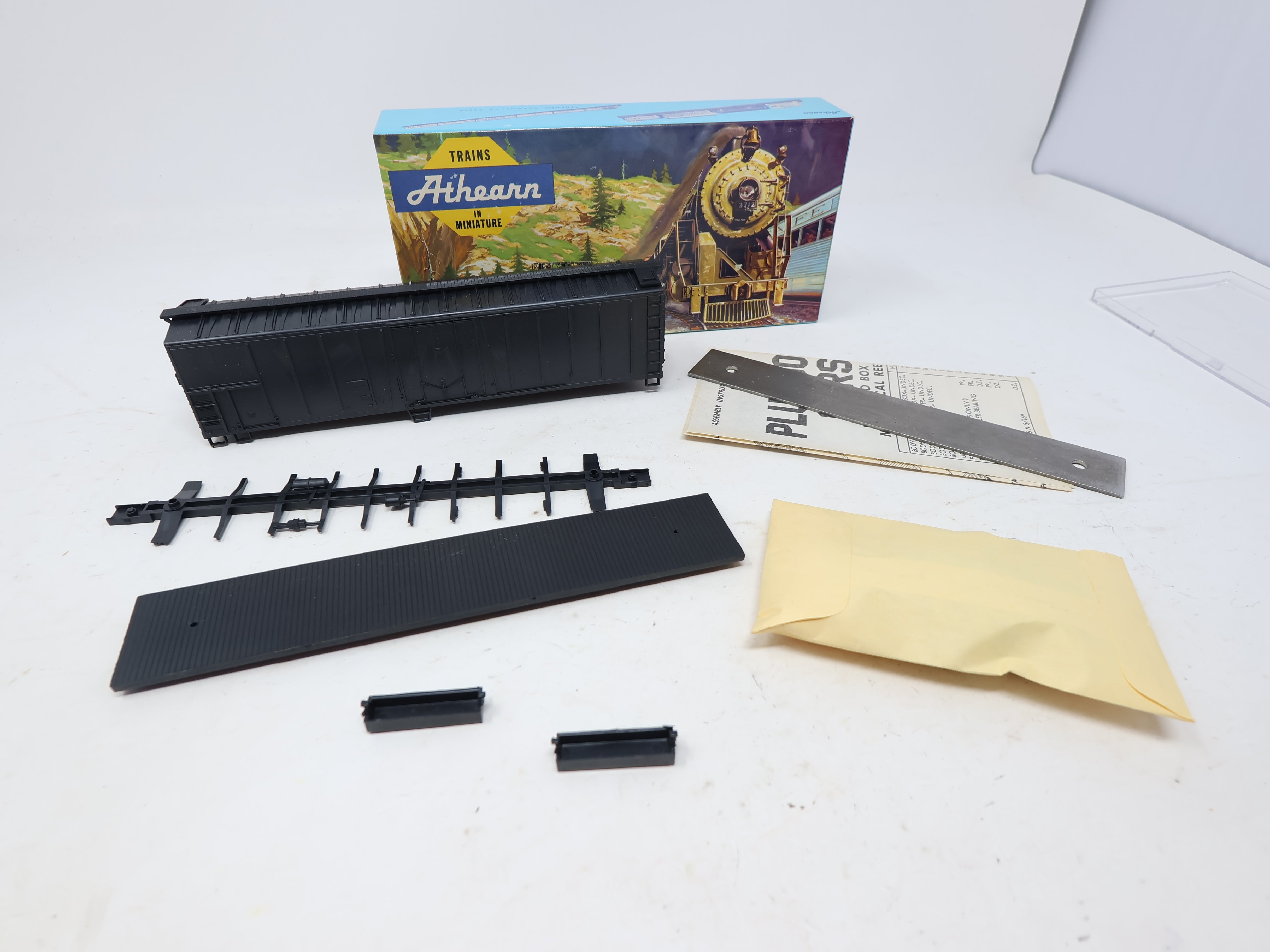 USED Athearn 1631 HO Scale, Undecorated 50' Outside Braced Reefer Black (KIT)