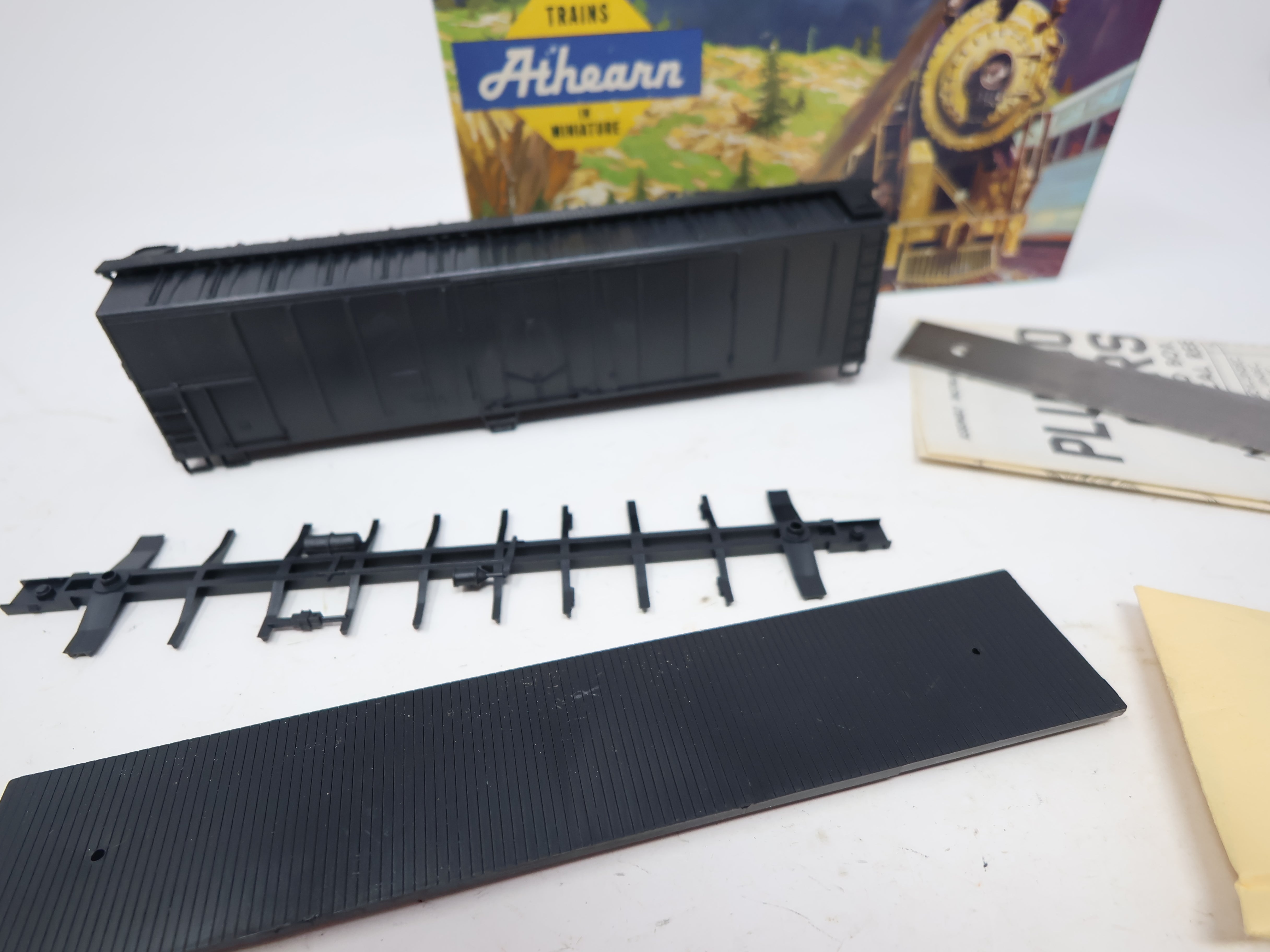 USED Athearn 1631 HO Scale, Undecorated 50' Outside Braced Reefer Black (KIT)