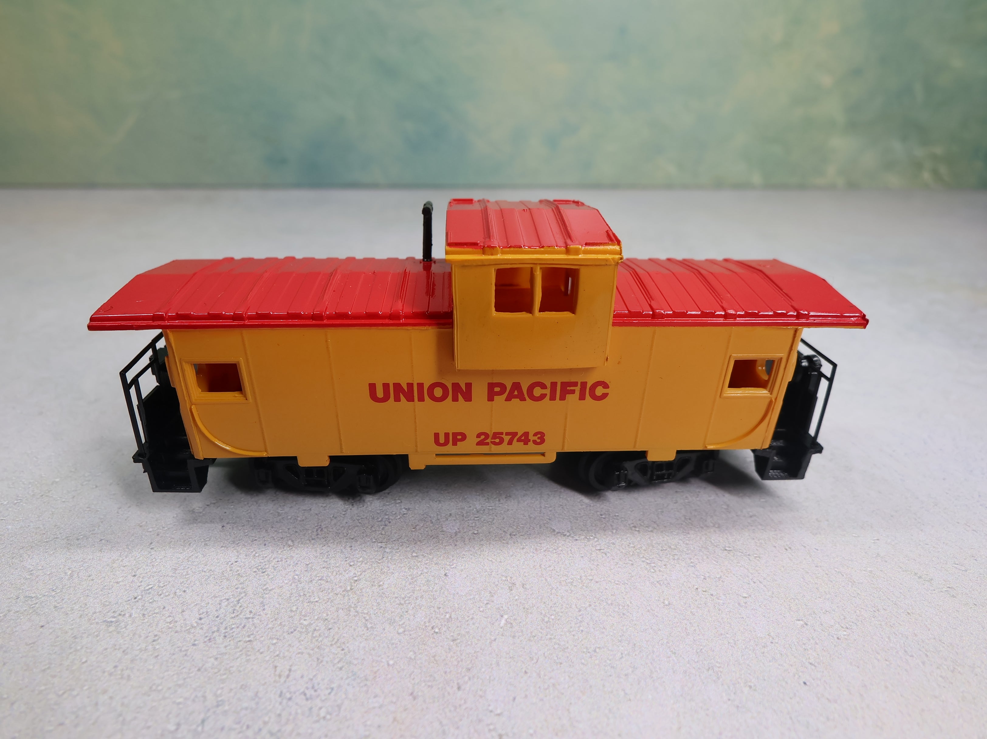 USED Bachmann HO Scale Caboose Union Pacific UP #25743