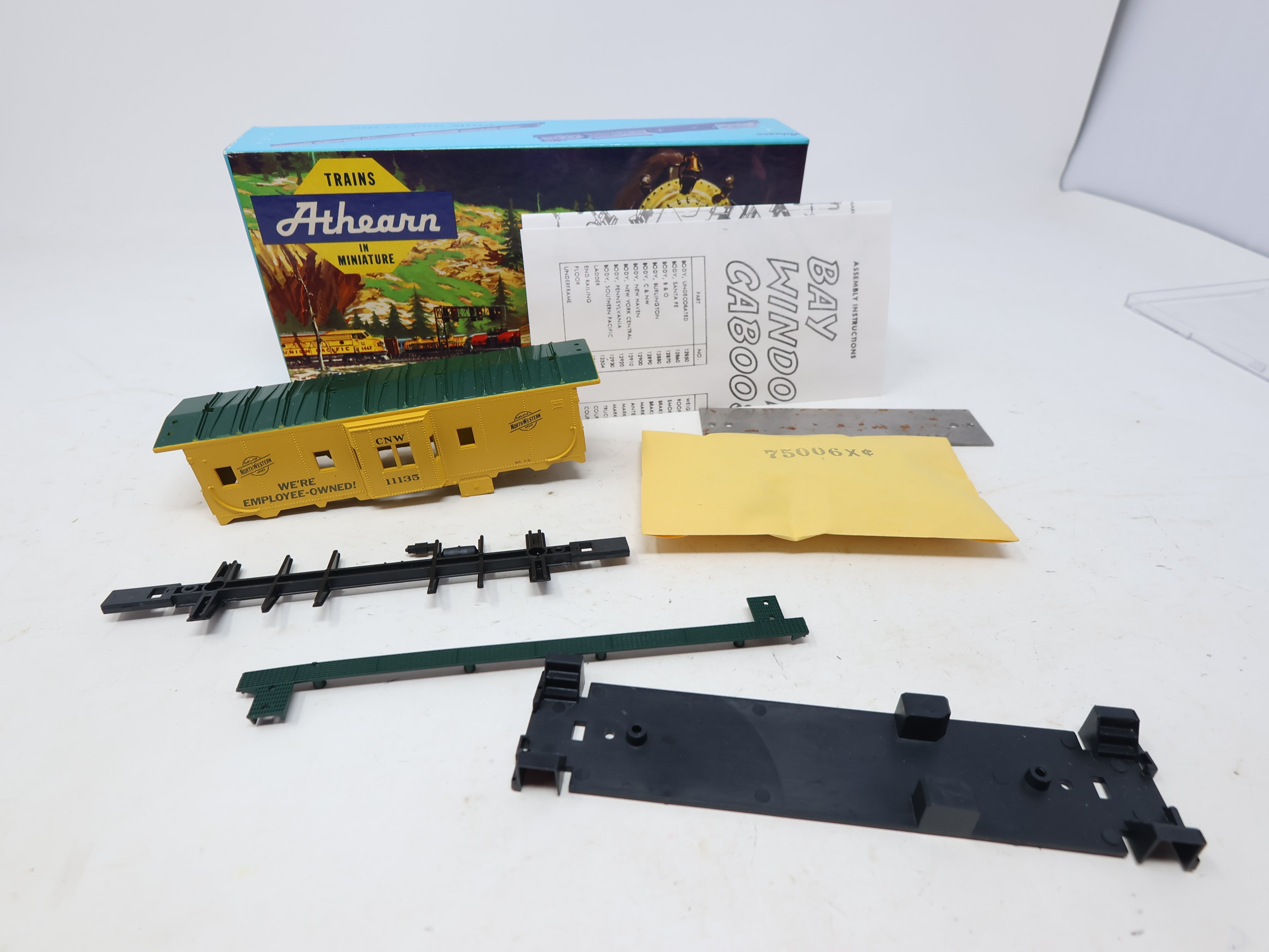 USED Athearn 1289 HO Scale, Bay Window Caboose, Chicago & North Western CNW #11135 (KIT)