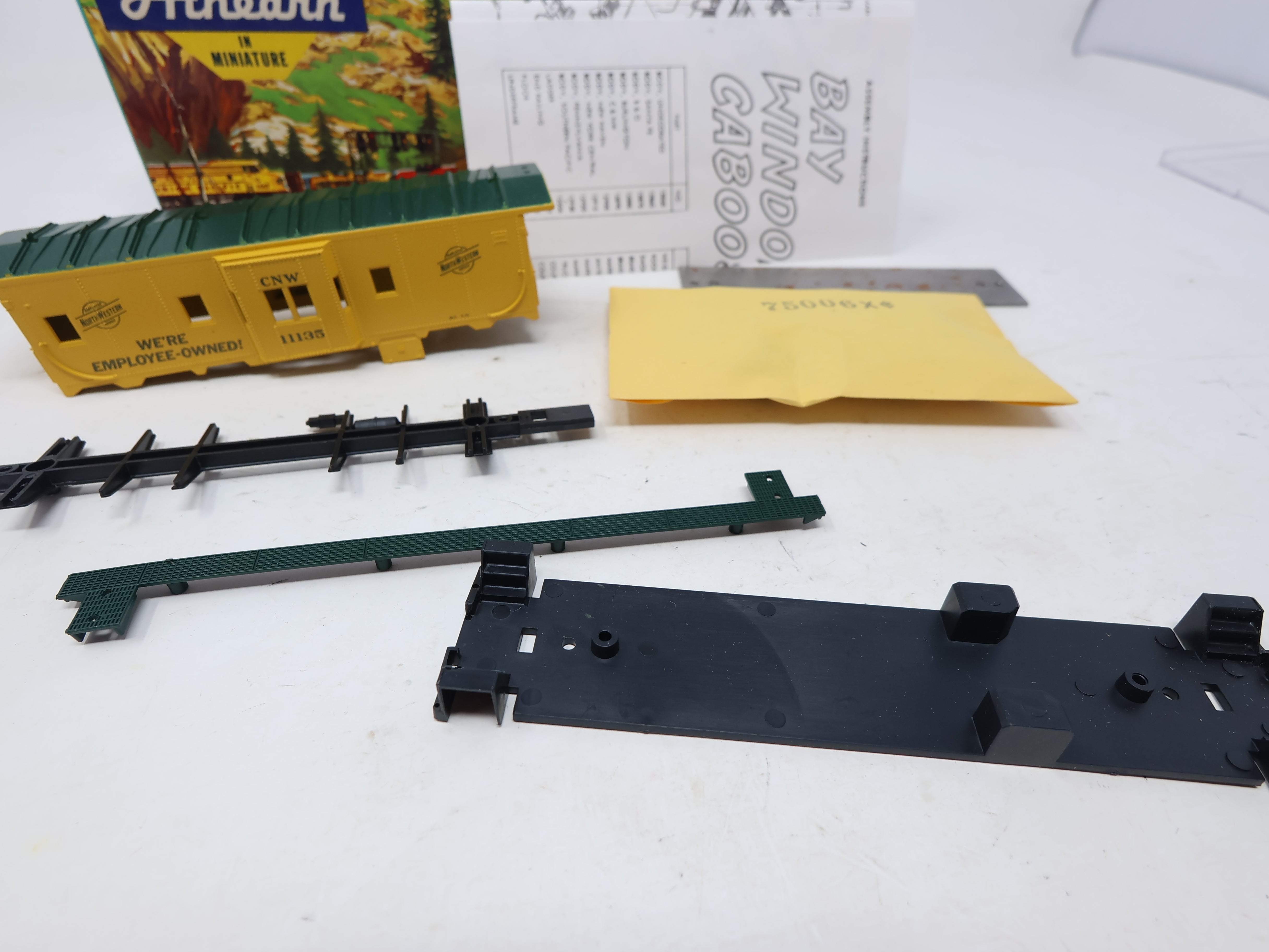 USED Athearn 1289 HO Scale, Bay Window Caboose, Chicago & North Western CNW #11135 (KIT)