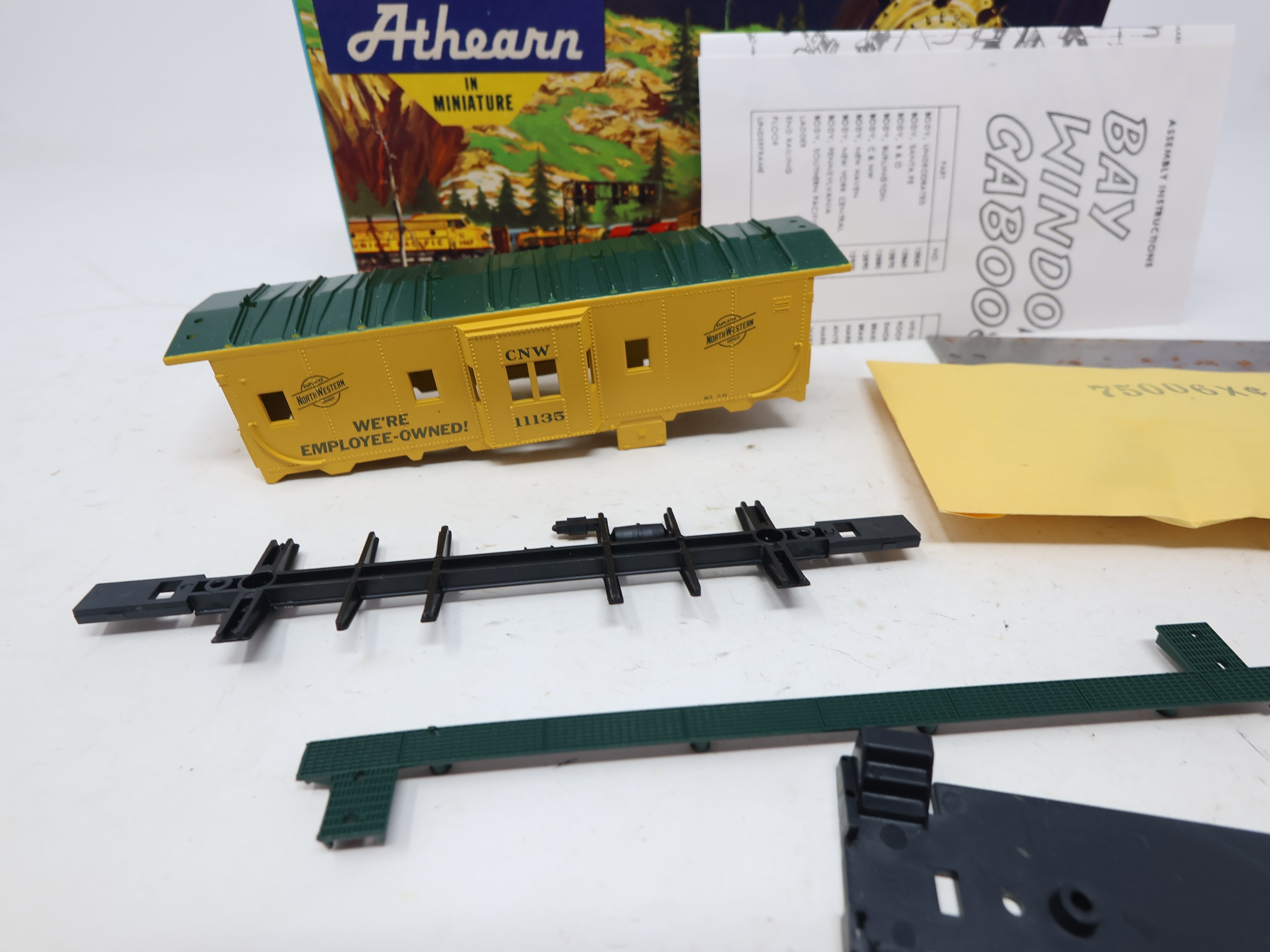 USED Athearn 1289 HO Scale, Bay Window Caboose, Chicago & North Western CNW #11135 (KIT)