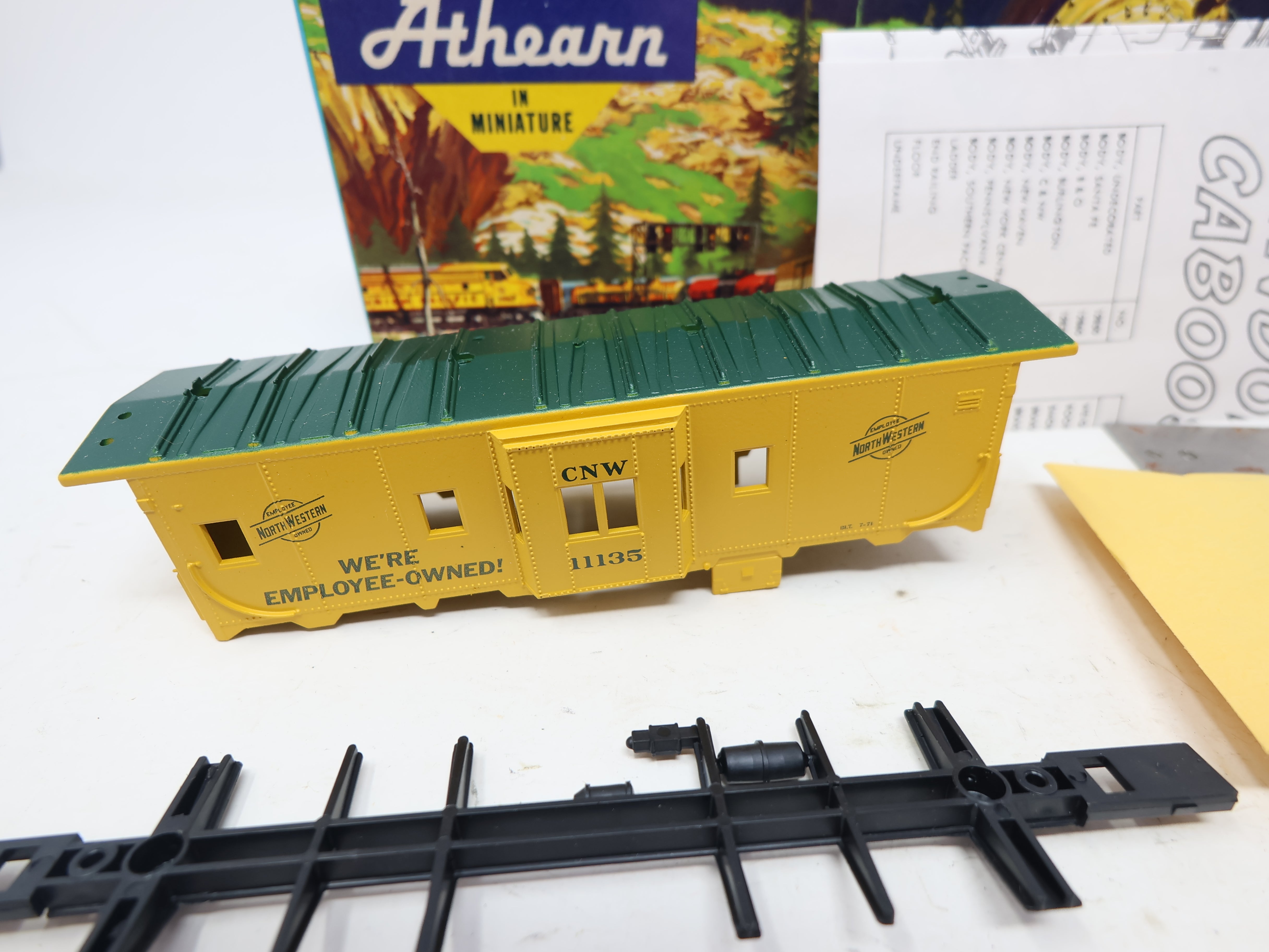 USED Athearn 1289 HO Scale, Bay Window Caboose, Chicago & North Western CNW #11135 (KIT)