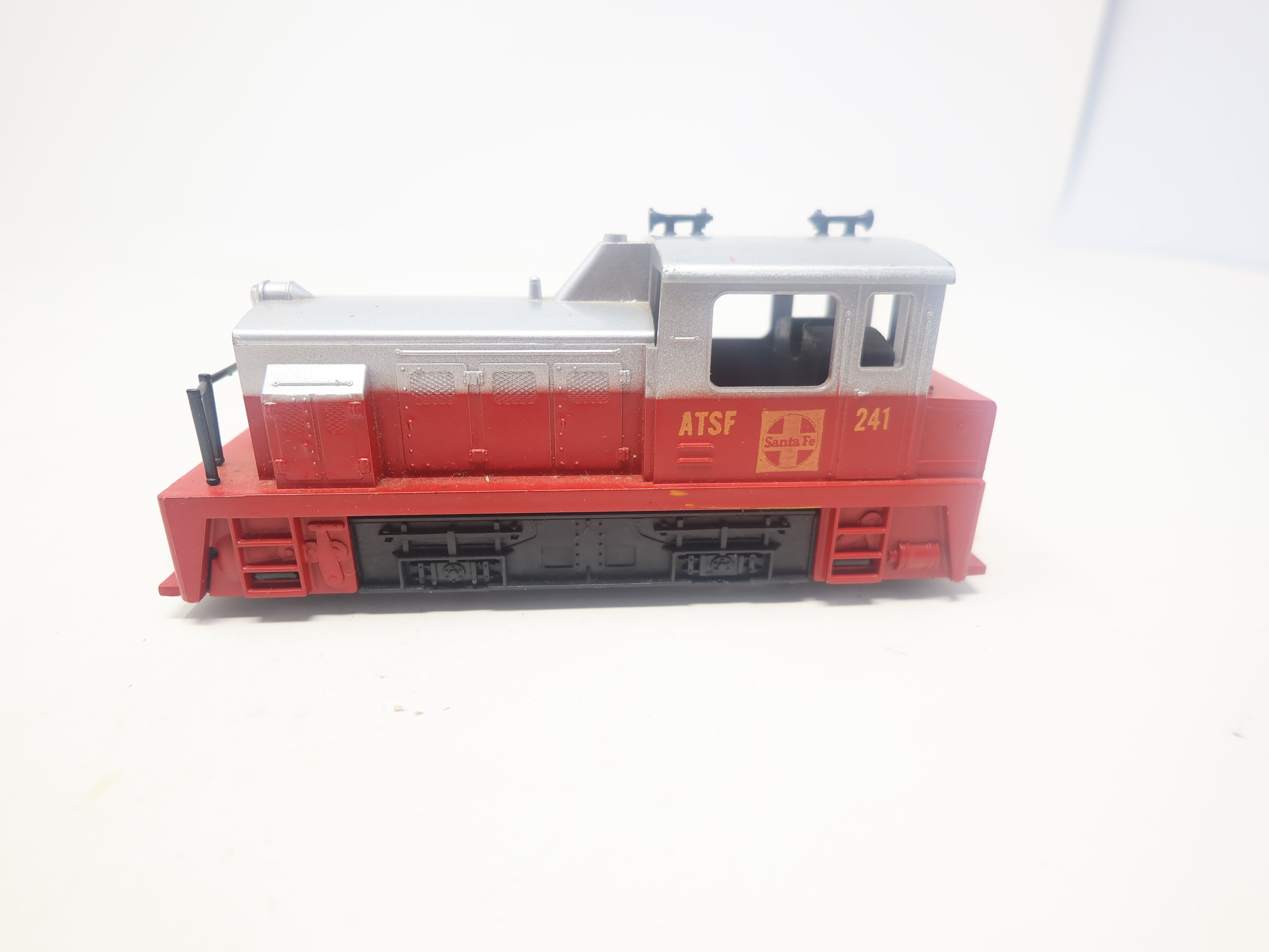 USED Tyco HO Scale, Diesel Switcher Locomotive, Santa Fe #241 (DC)