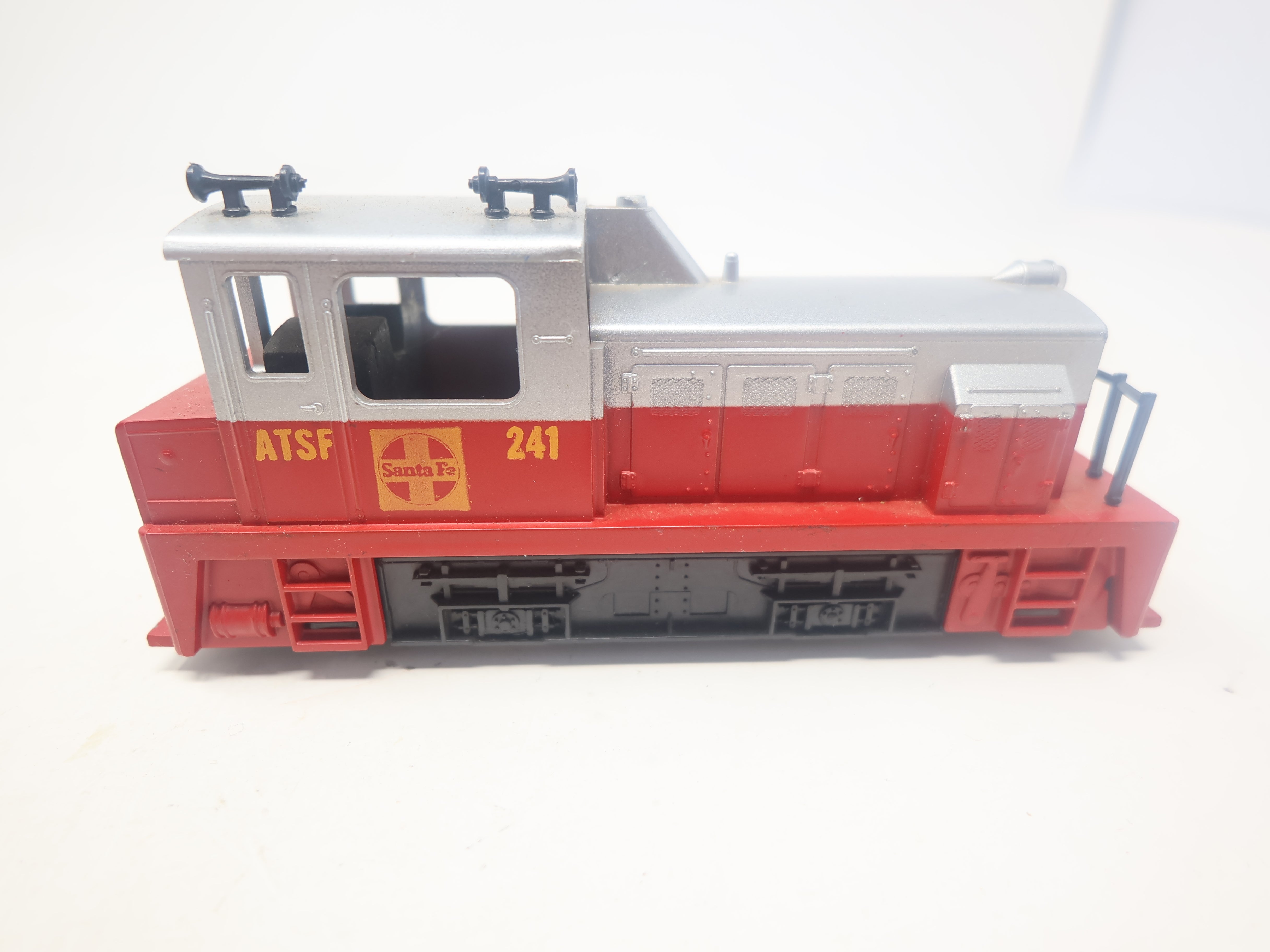 USED Tyco HO Scale, Diesel Switcher Locomotive, Santa Fe #241 (DC)