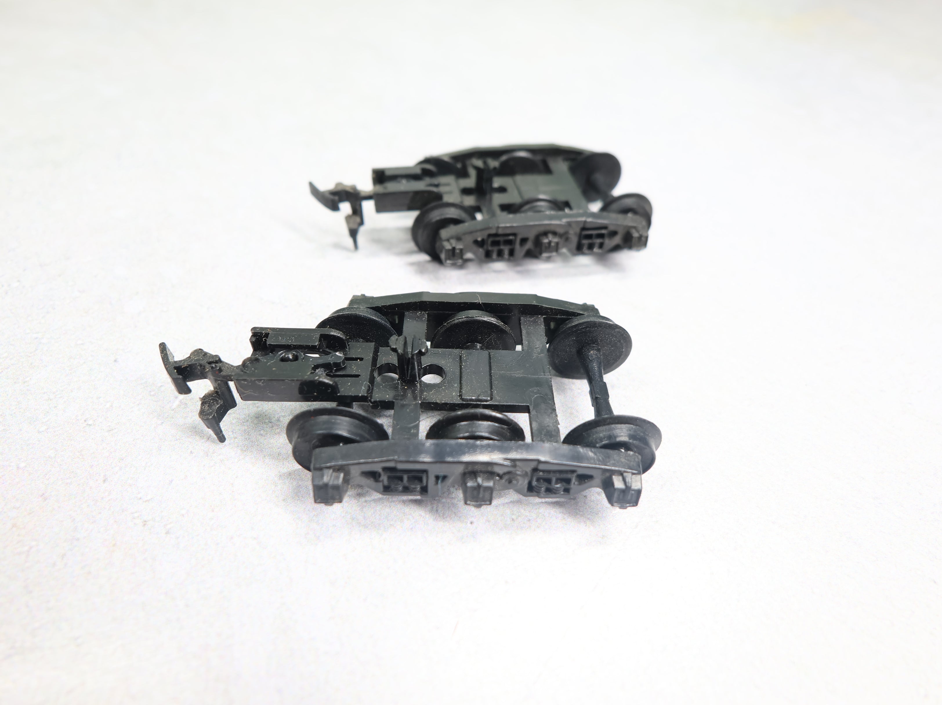 USED HO Scale Pair of Triple Axel Plastic Trucks w/ Horn-Hook Couplers (2 pcs)