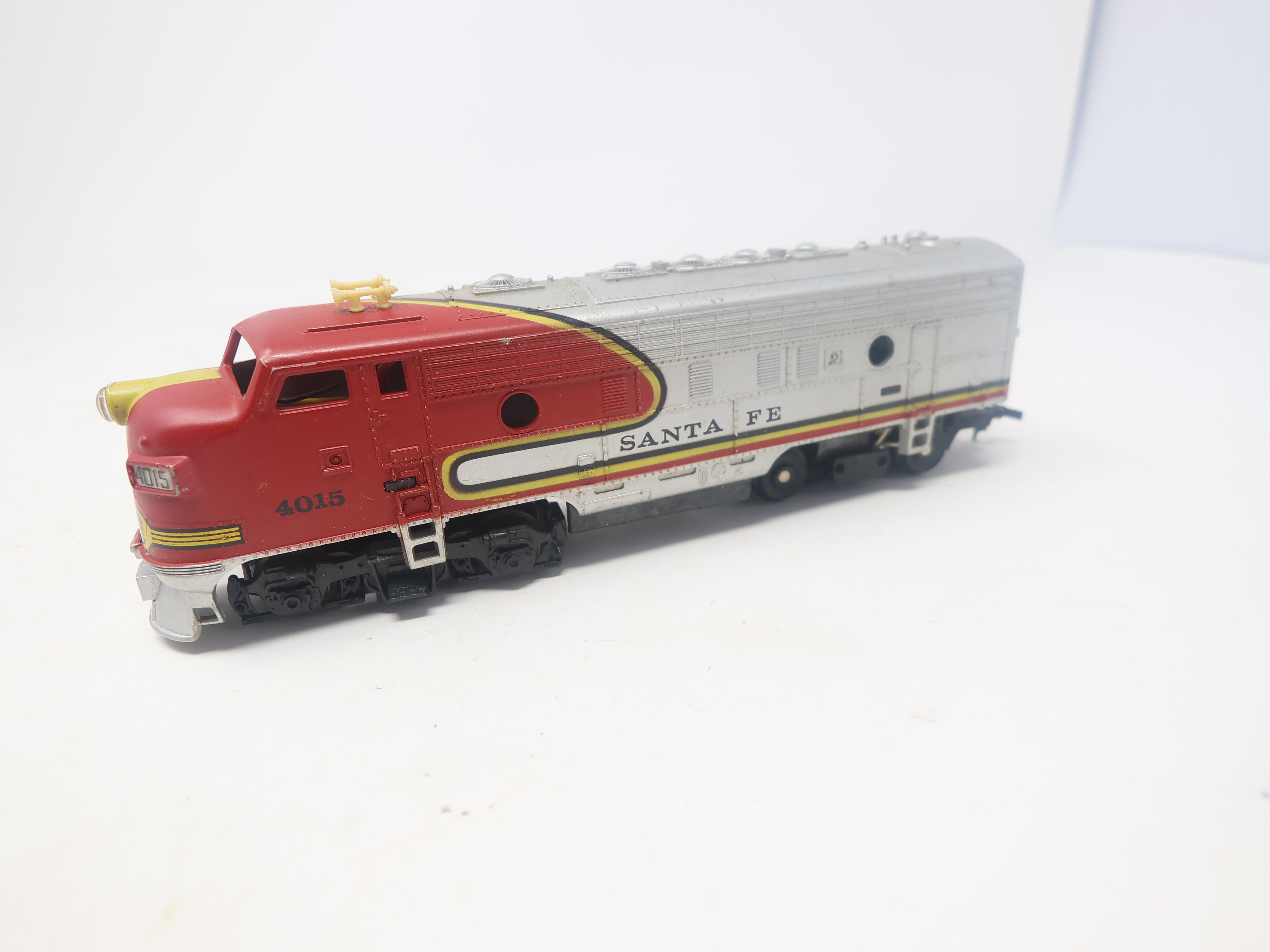 USED Tyco HO Scale, F Unit Diesel Locomotive, Santa Fe #4015, Parts/Repairs (DC)