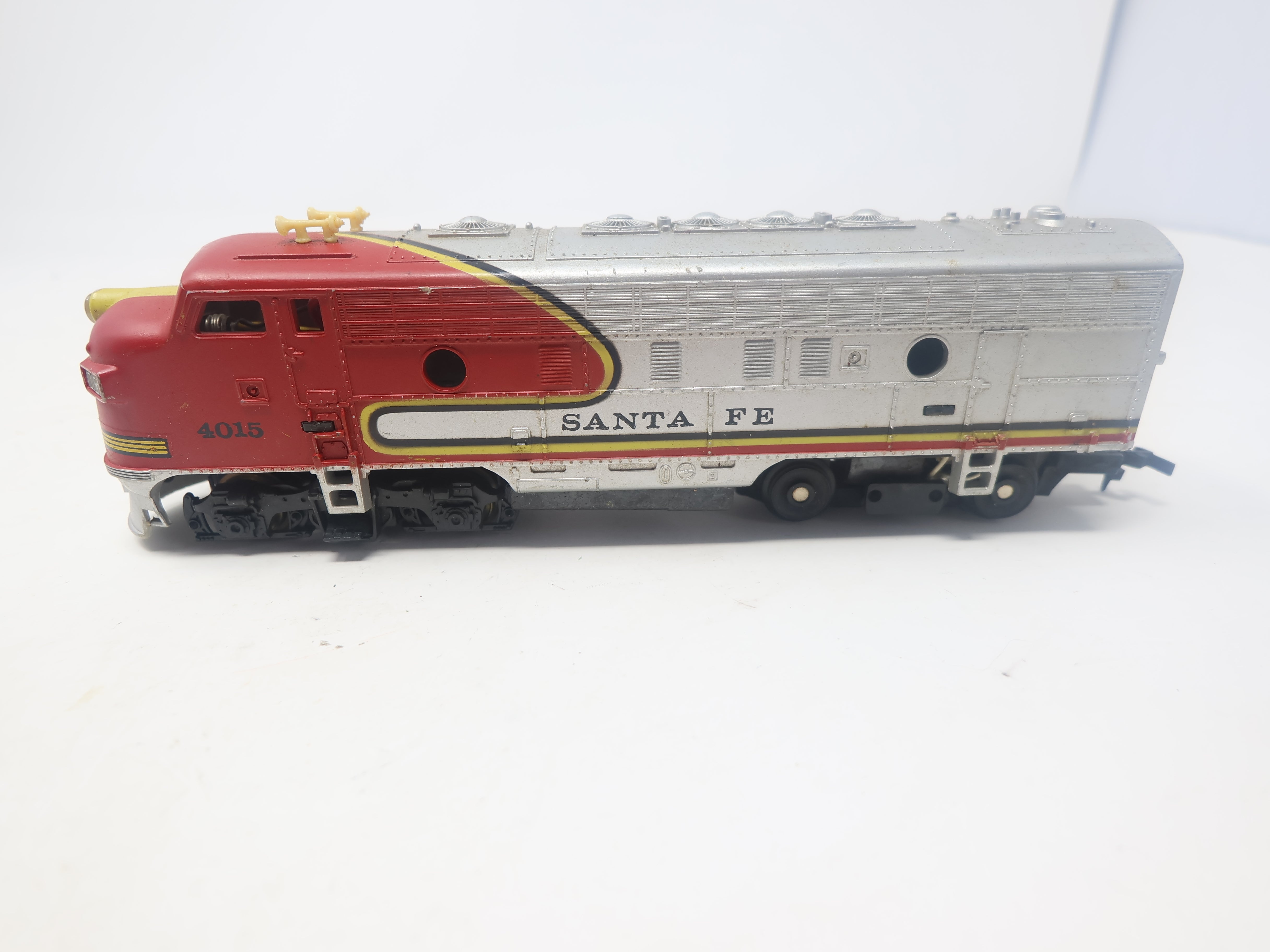 USED Tyco HO Scale, F Unit Diesel Locomotive, Santa Fe #4015, Parts/Repairs (DC)