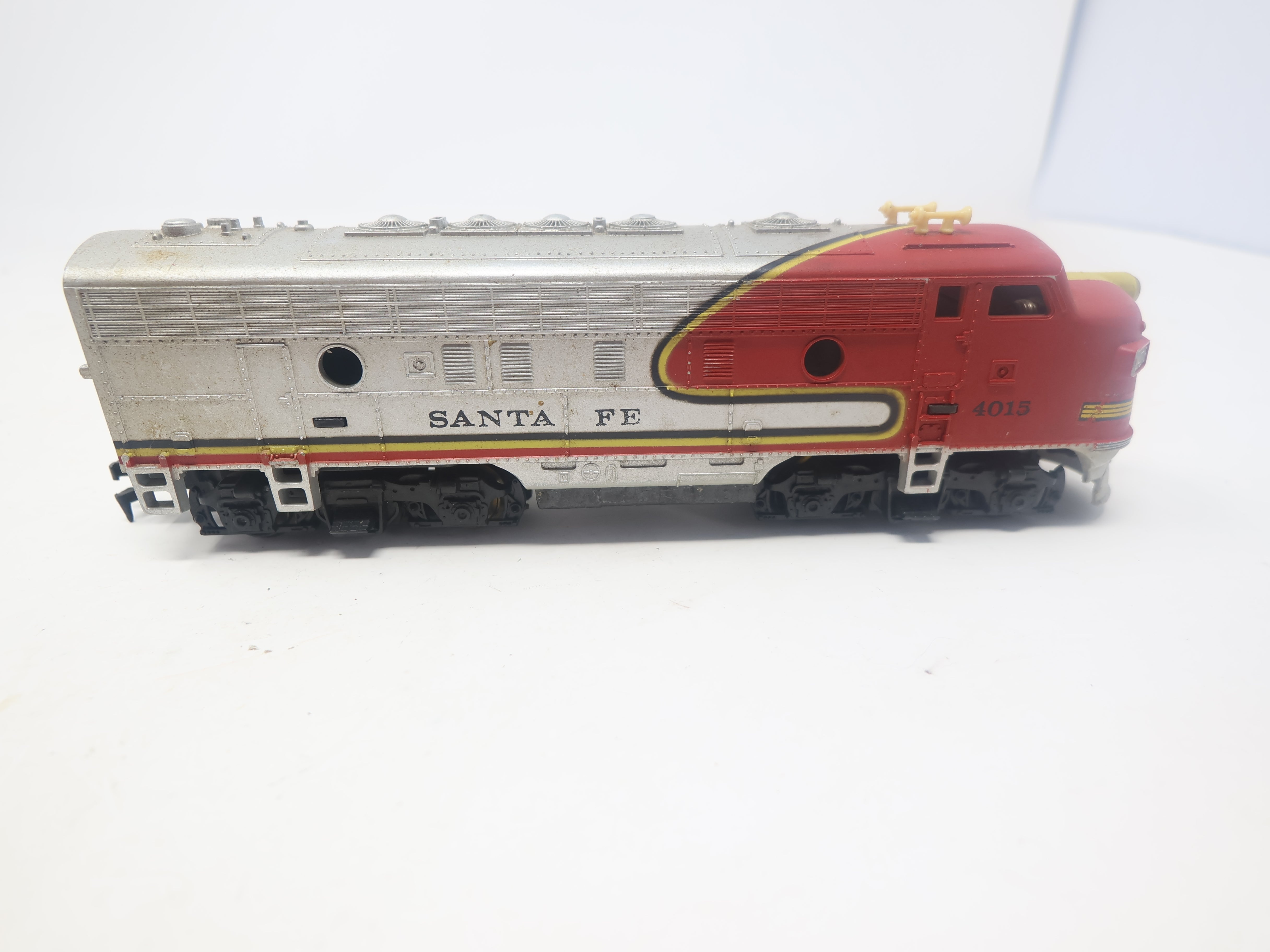 USED Tyco HO Scale, F Unit Diesel Locomotive, Santa Fe #4015, Parts/Repairs (DC)