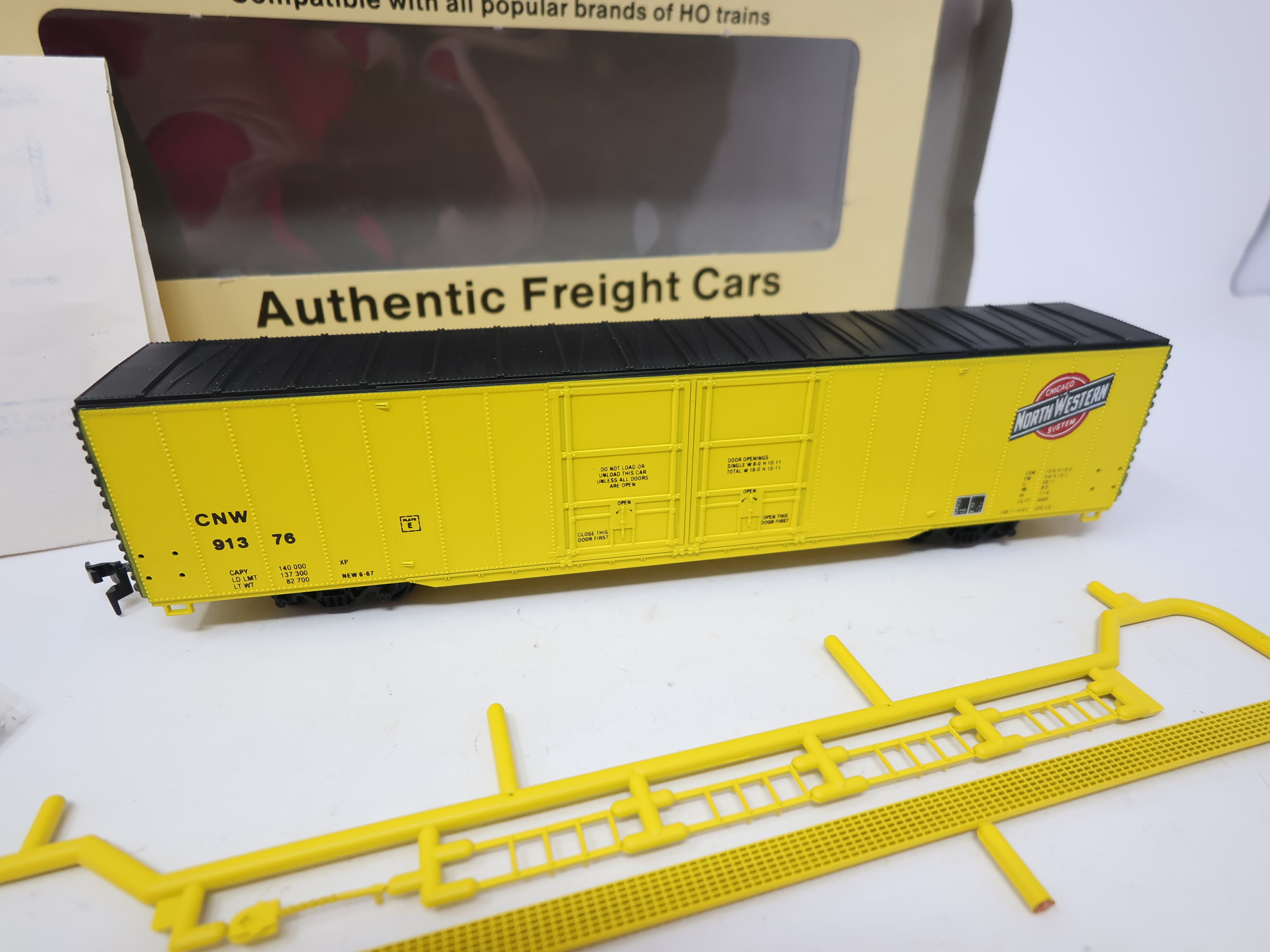 USED Con-Cor #1-009609 HO Scale, 60' Greenville Box Car, Chicago & North Western CNW #91376 (KIT)