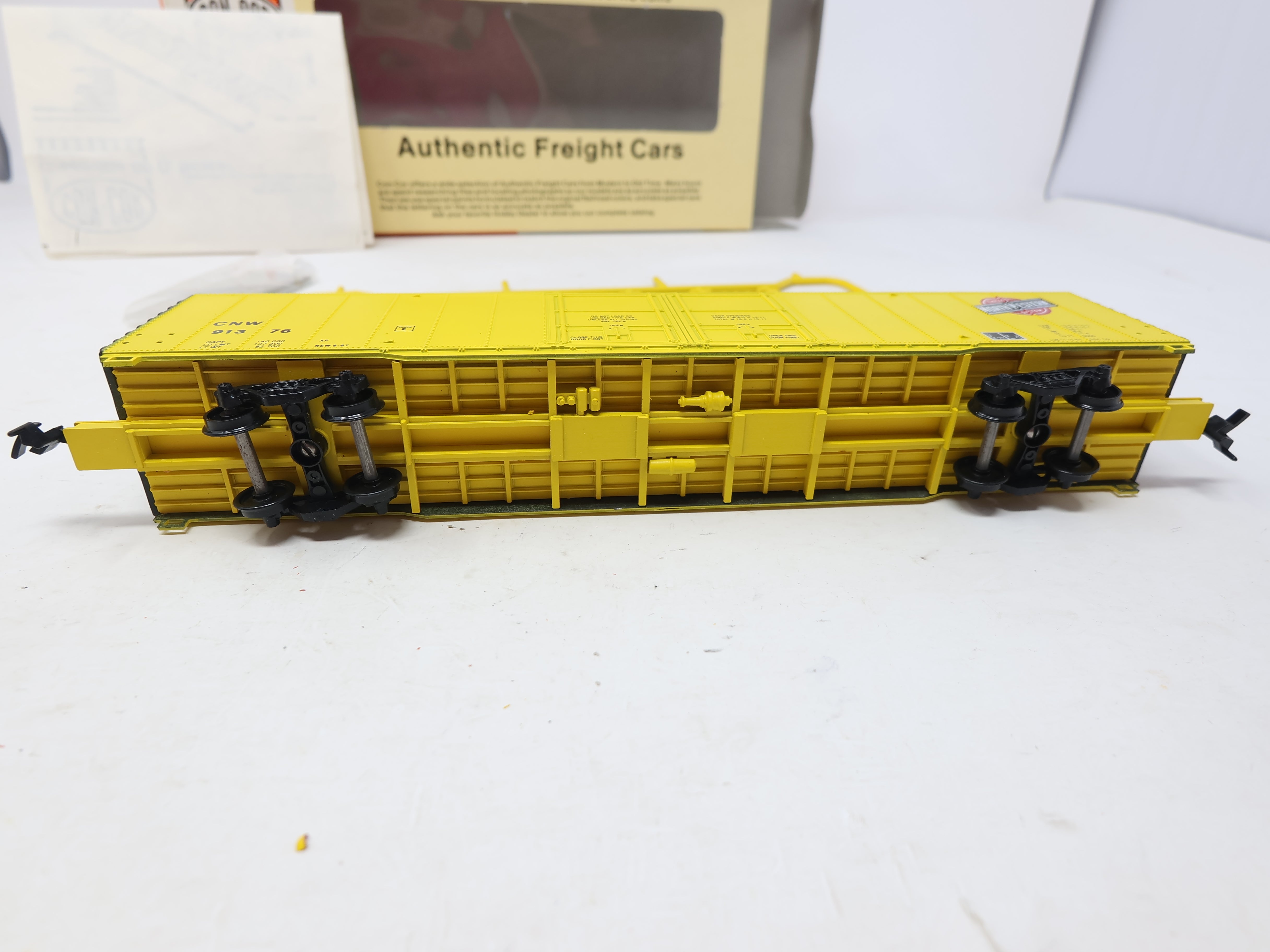 USED Con-Cor #1-009609 HO Scale, 60' Greenville Box Car, Chicago & North Western CNW #91376 (KIT)