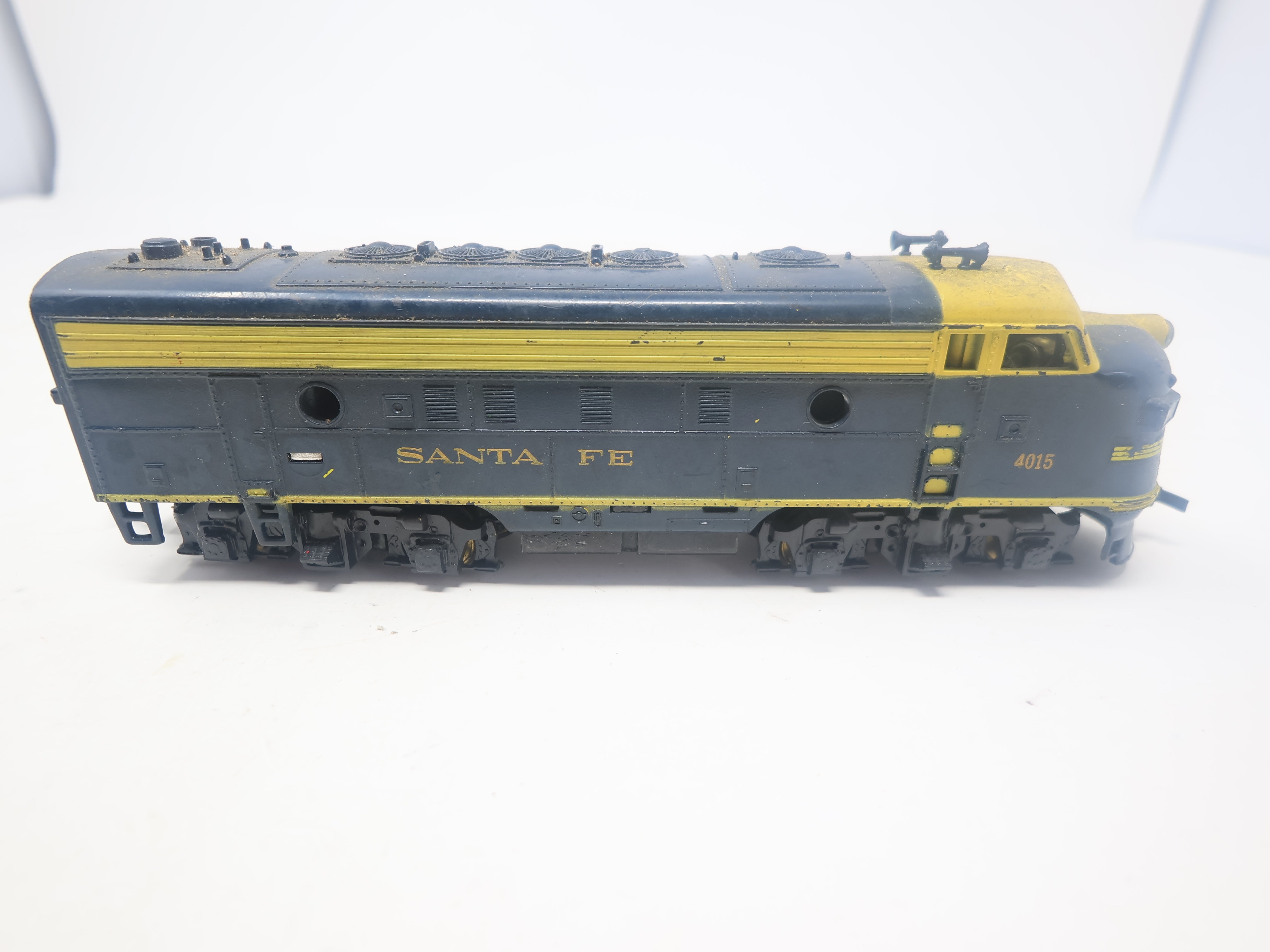 USED Mantua HO Scale, F Unit Diesel Locomotive, Santa Fe #4015, Parts/Repairs (DC)