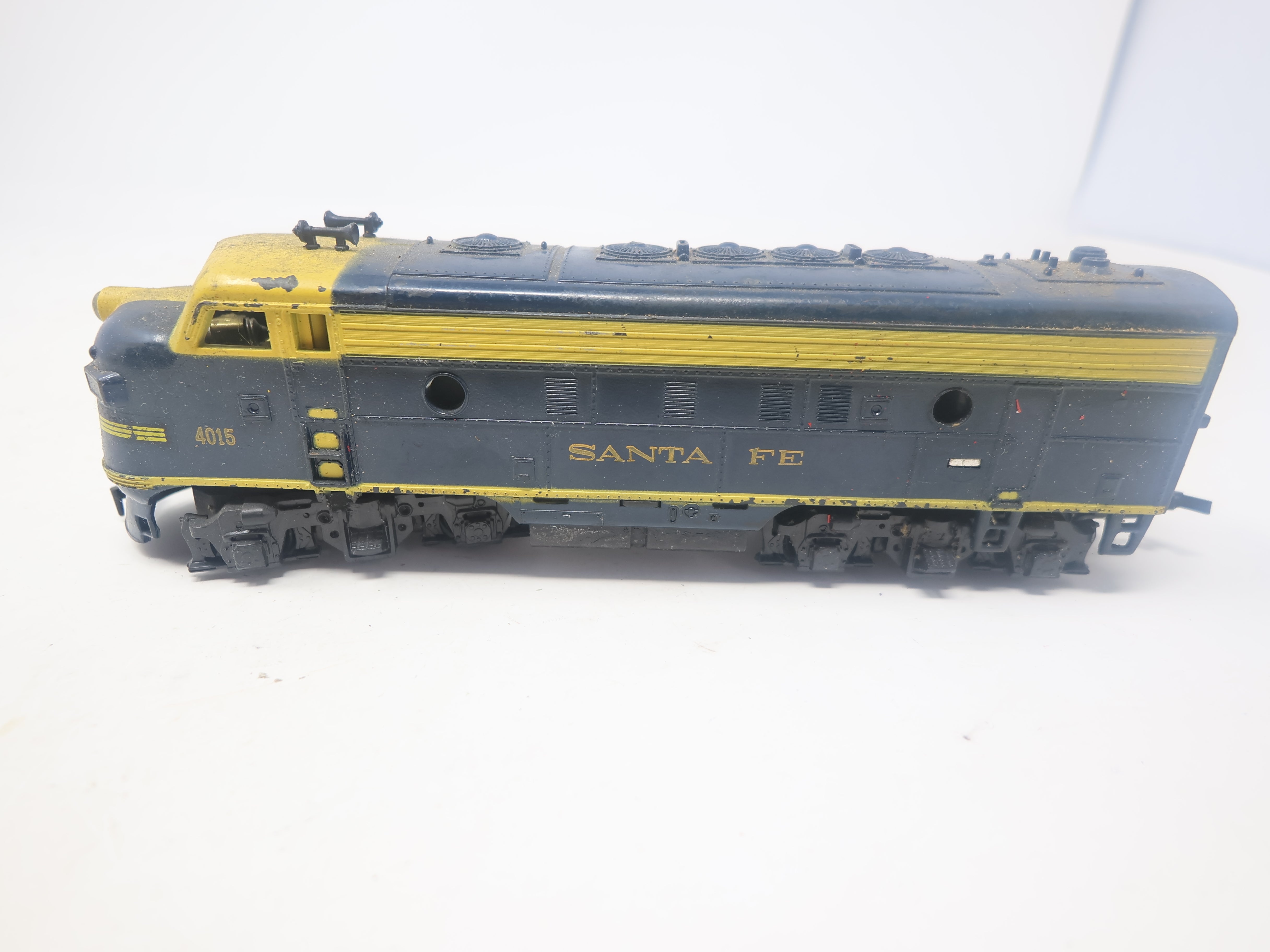 USED Mantua HO Scale, F Unit Diesel Locomotive, Santa Fe #4015, Parts/Repairs (DC)