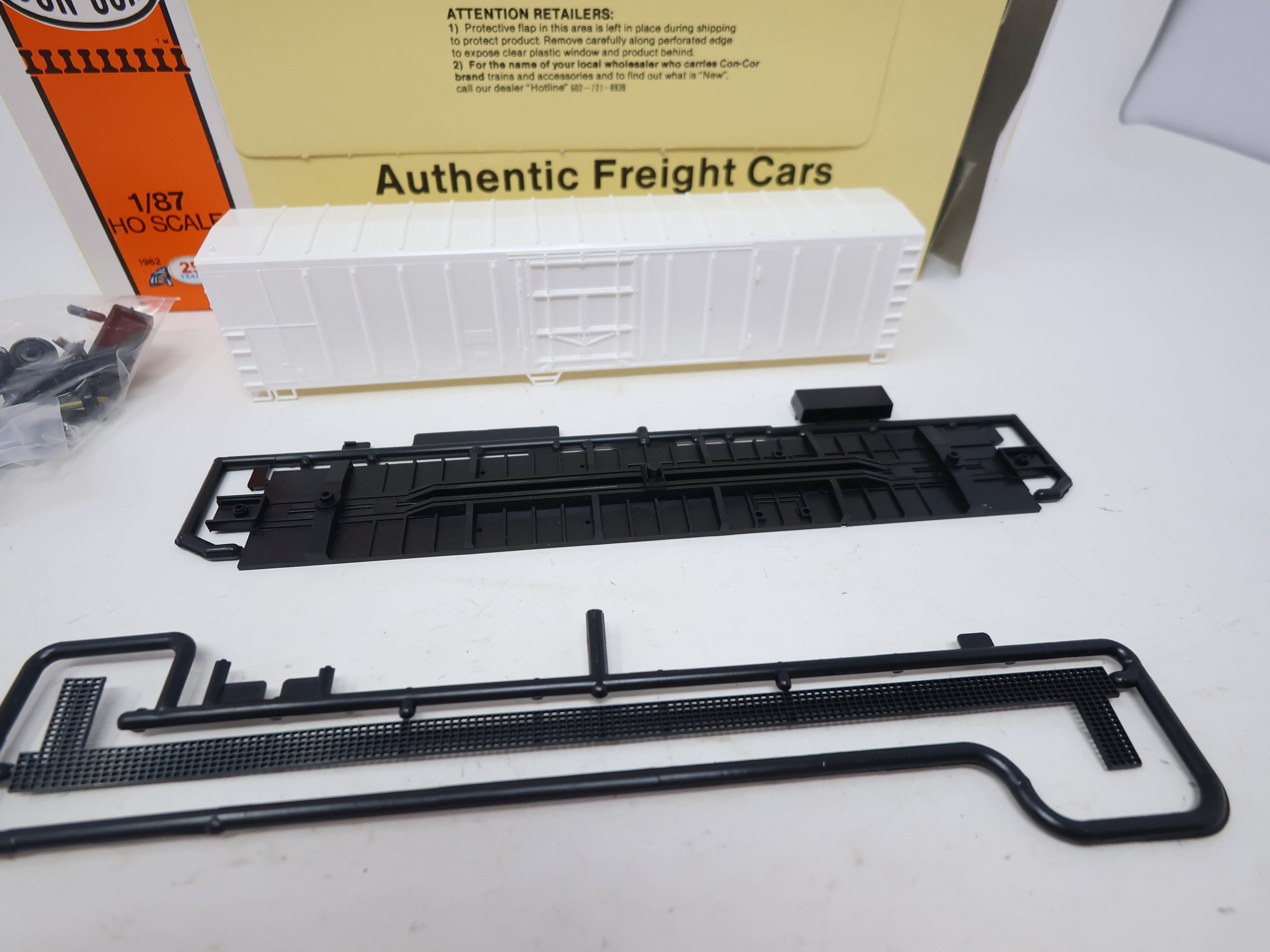 USED Con-Cor #1-009800 HO Scale, 57' Mech Reefer Undecorated (KIT)