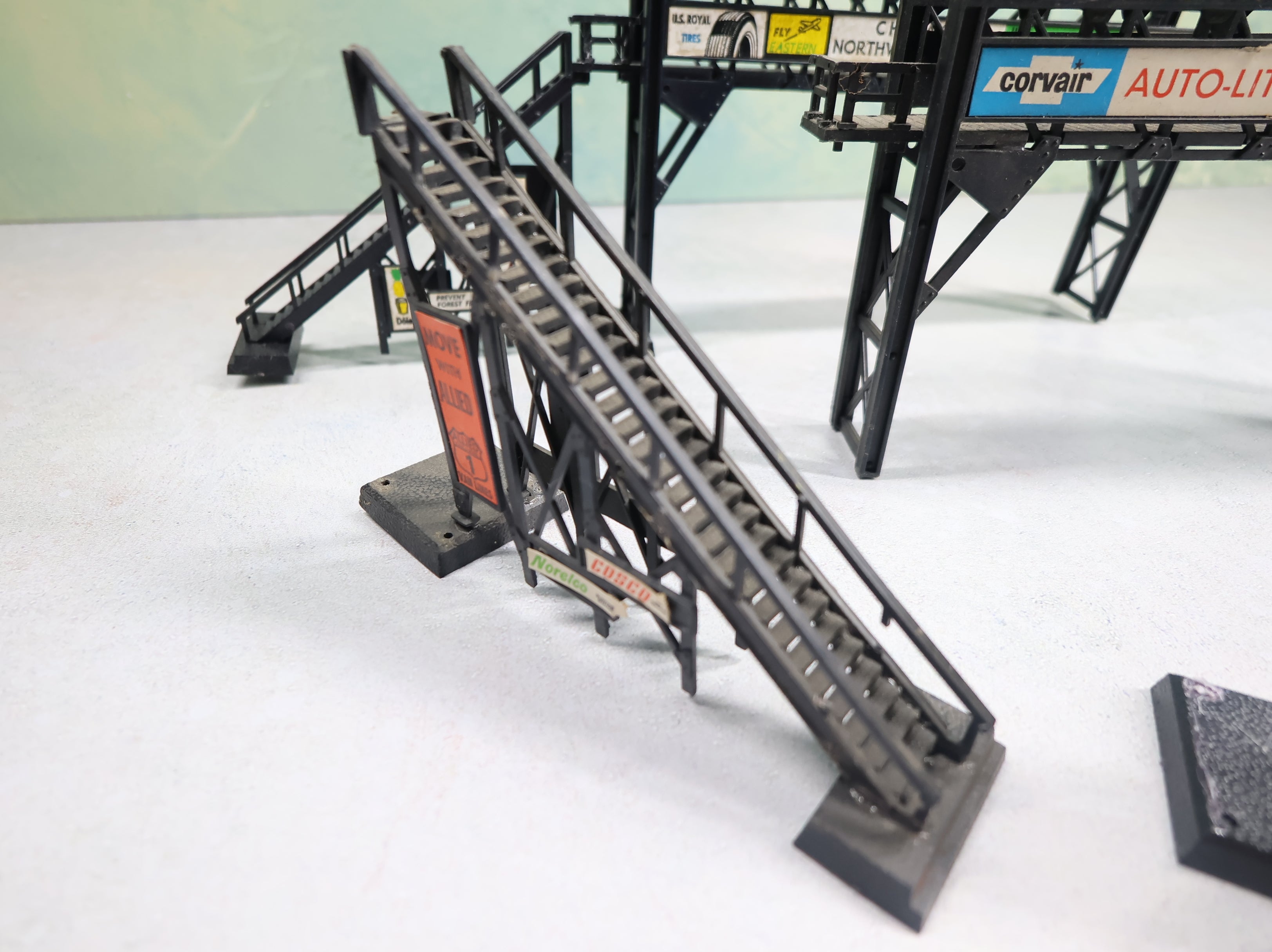 USED Bachmann Plasticville HO Scale Lot of Pedestrian Bridges (2 pcs)