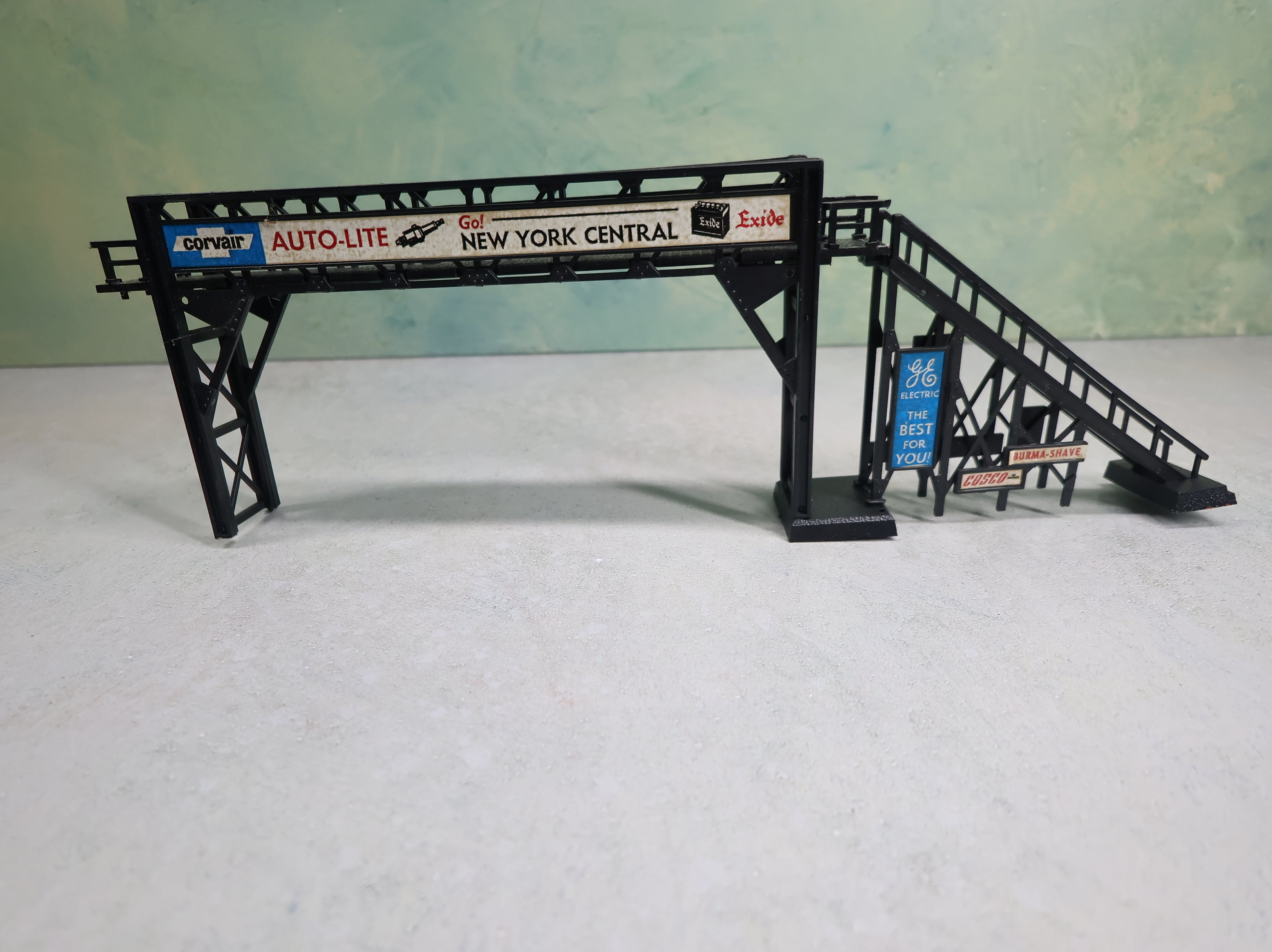 USED Bachmann Plasticville HO Scale Lot of Pedestrian Bridges (2 pcs)