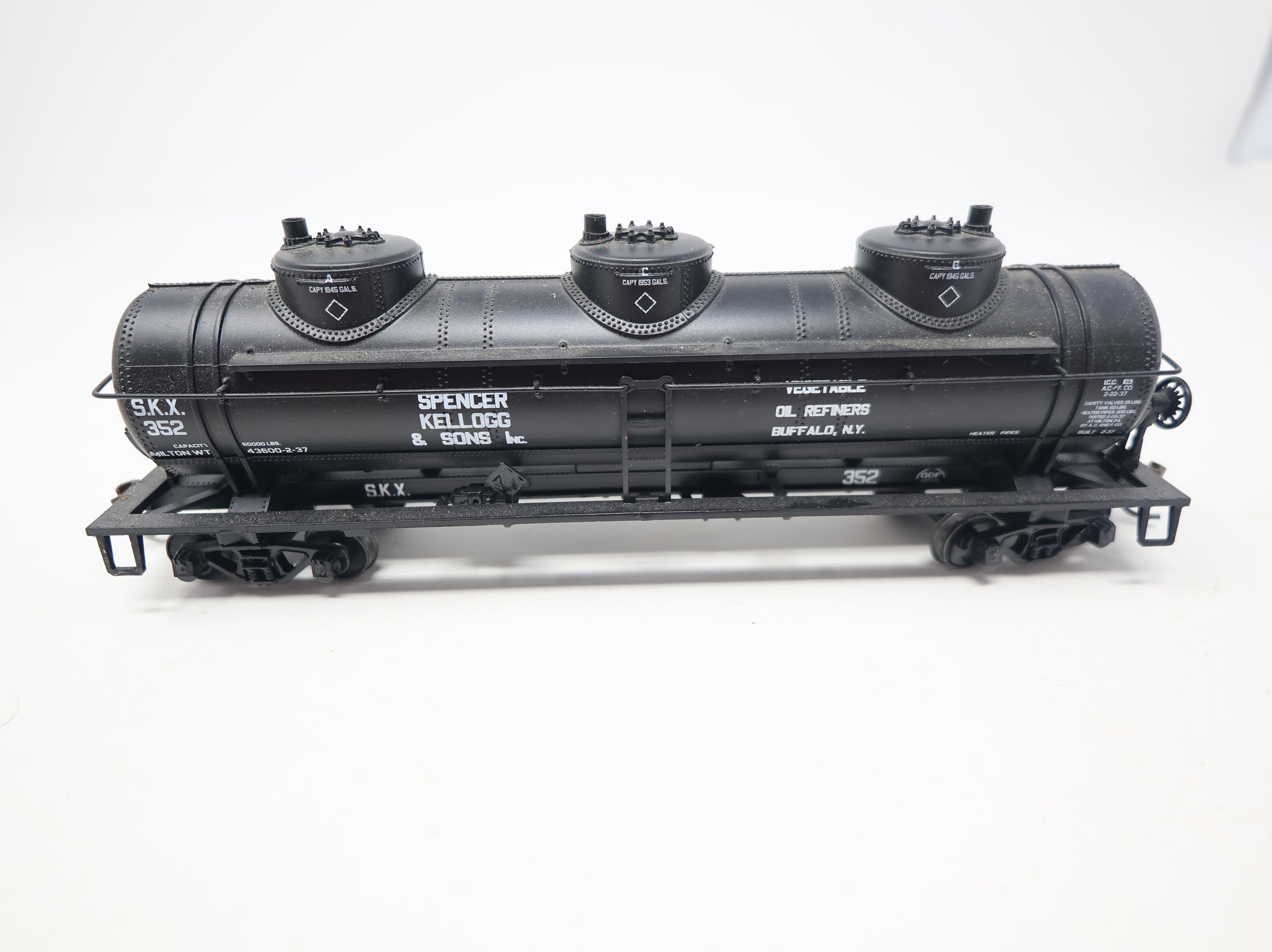 USED Athearn HO Scale Triple Dome Tank Car Spencer Kellogg & Sons SKX #352