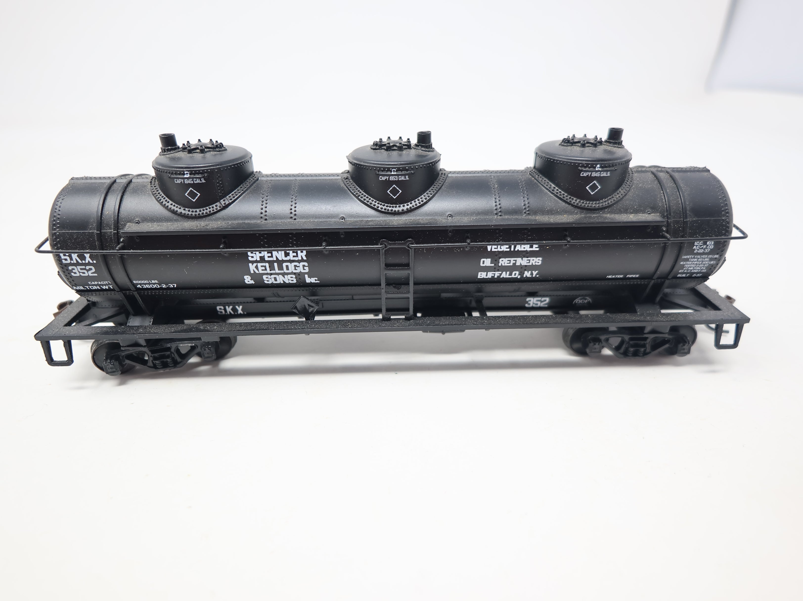 USED Athearn HO Scale Triple Dome Tank Car Spencer Kellogg & Sons SKX #352