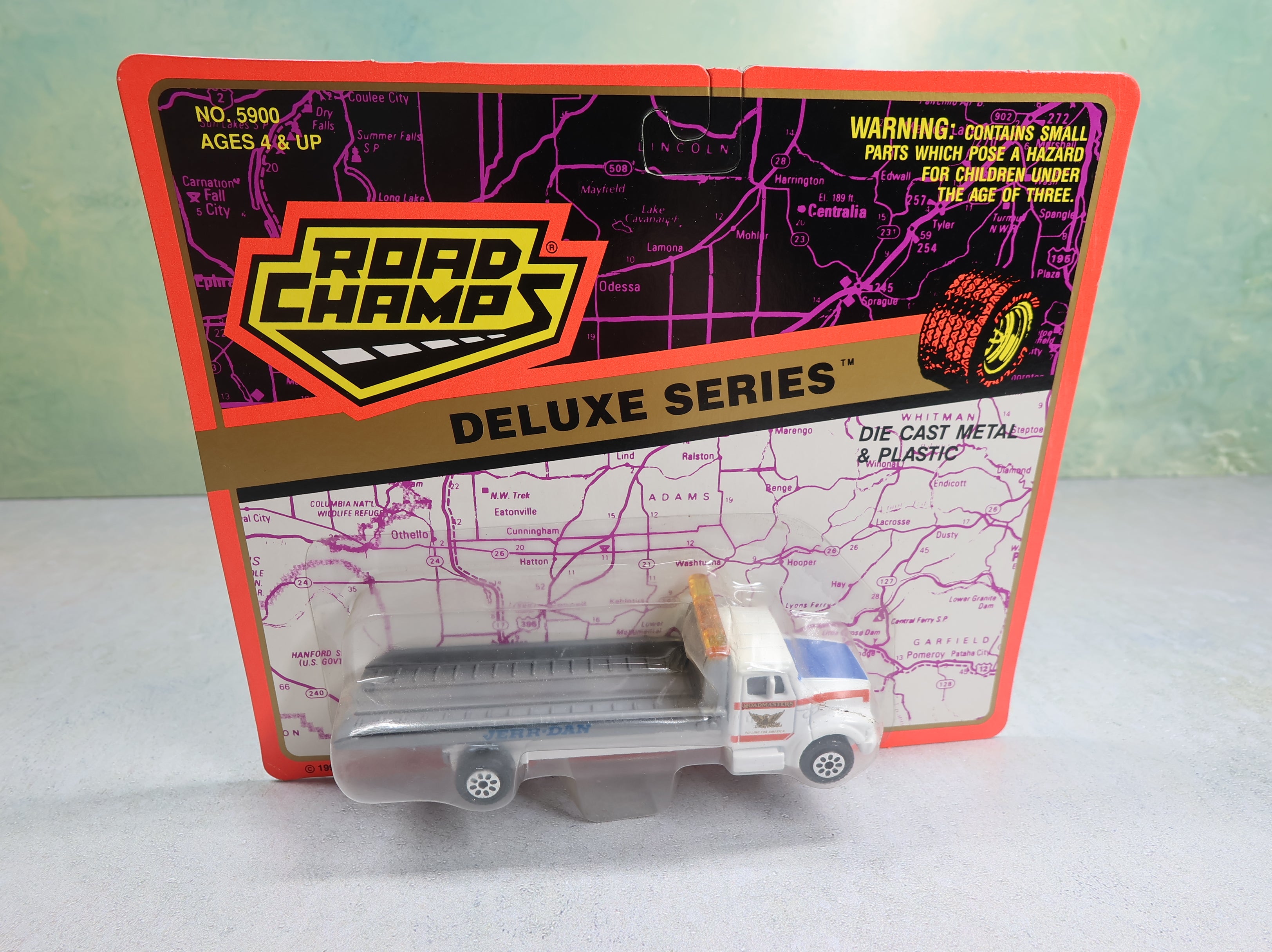 Road Champs 5900 Deluxe Series Die Cast Roll Back Camper