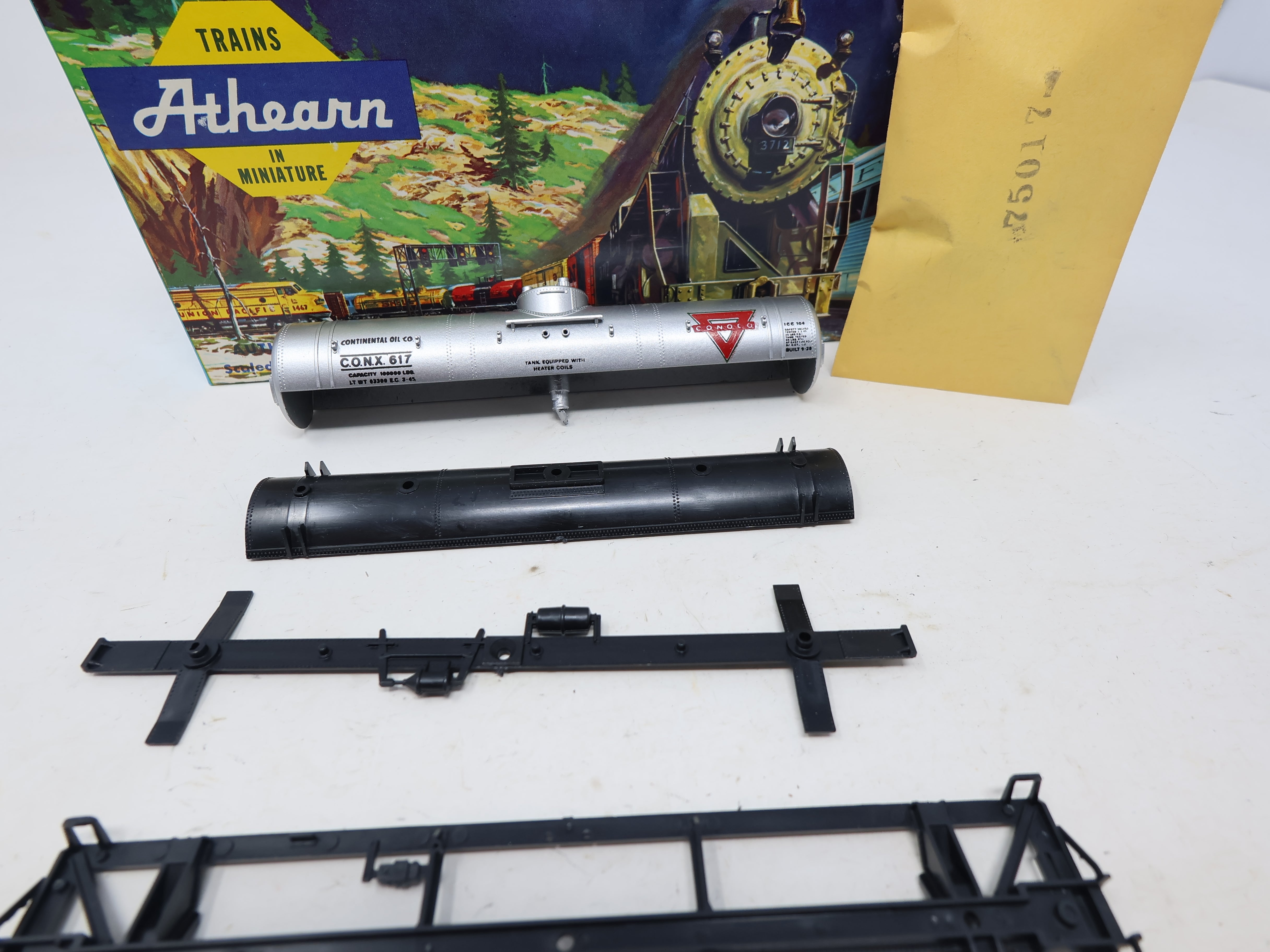 USED Athearn 1571 HO Scale, 40' Single Dome Tank Car, Conoco CONX #617 (KIT)