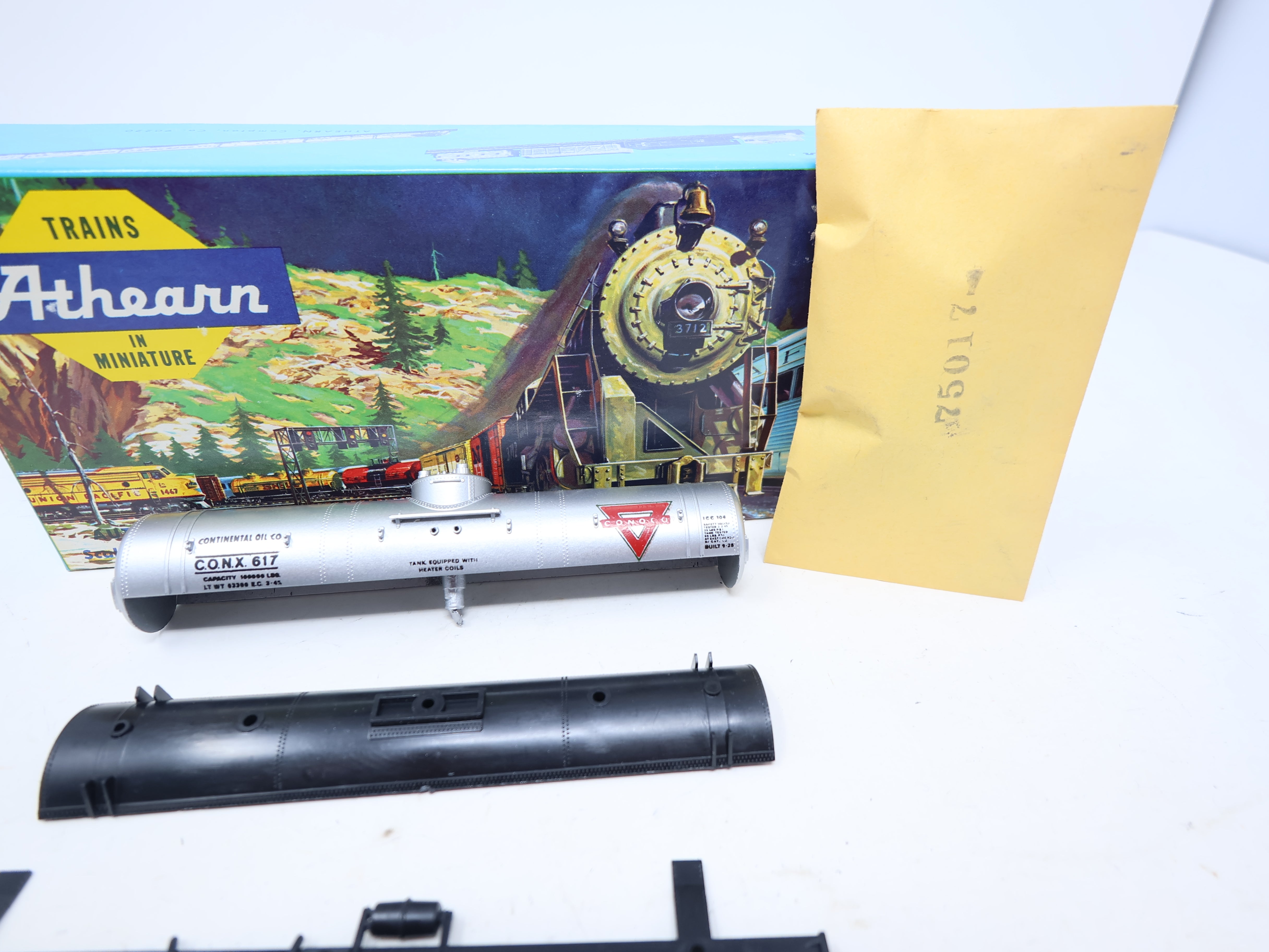 USED Athearn 1571 HO Scale, 40' Single Dome Tank Car, Conoco CONX #617 (KIT)