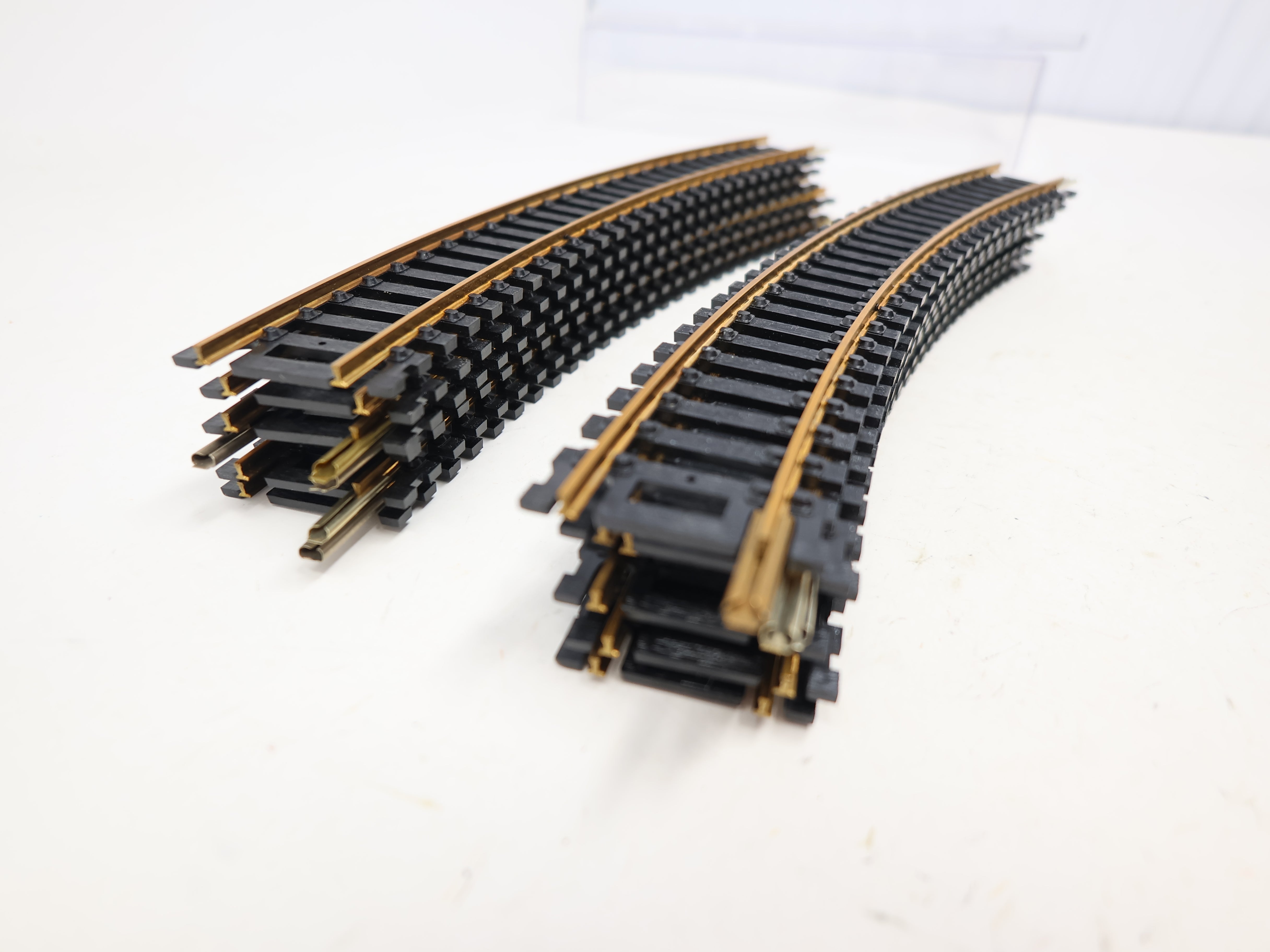 USED Atlas 31 HO Scale, 15" Radius Curve, Brass Code 100 Snap Track (12 pcs)