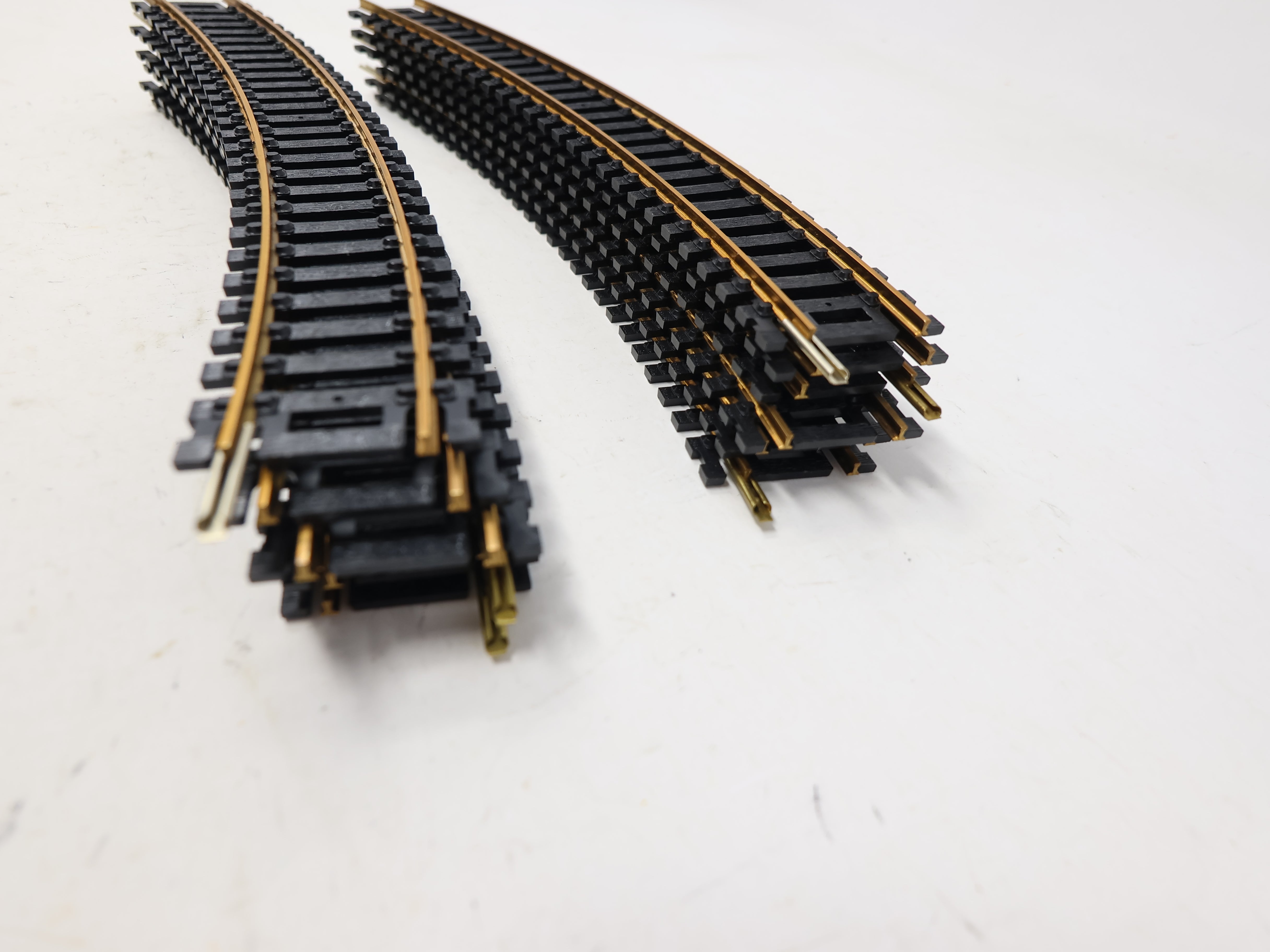 USED Atlas 31 HO Scale, 15" Radius Curve, Brass Code 100 Snap Track (12 pcs)