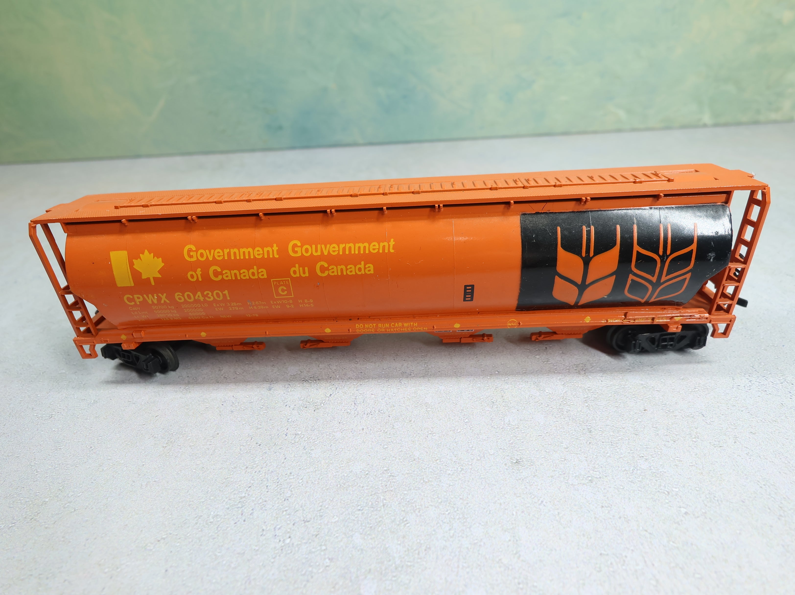 USED Bachmann HO Scale Cylindrical Grain Hopper Gov. of Canada CPWX #604301